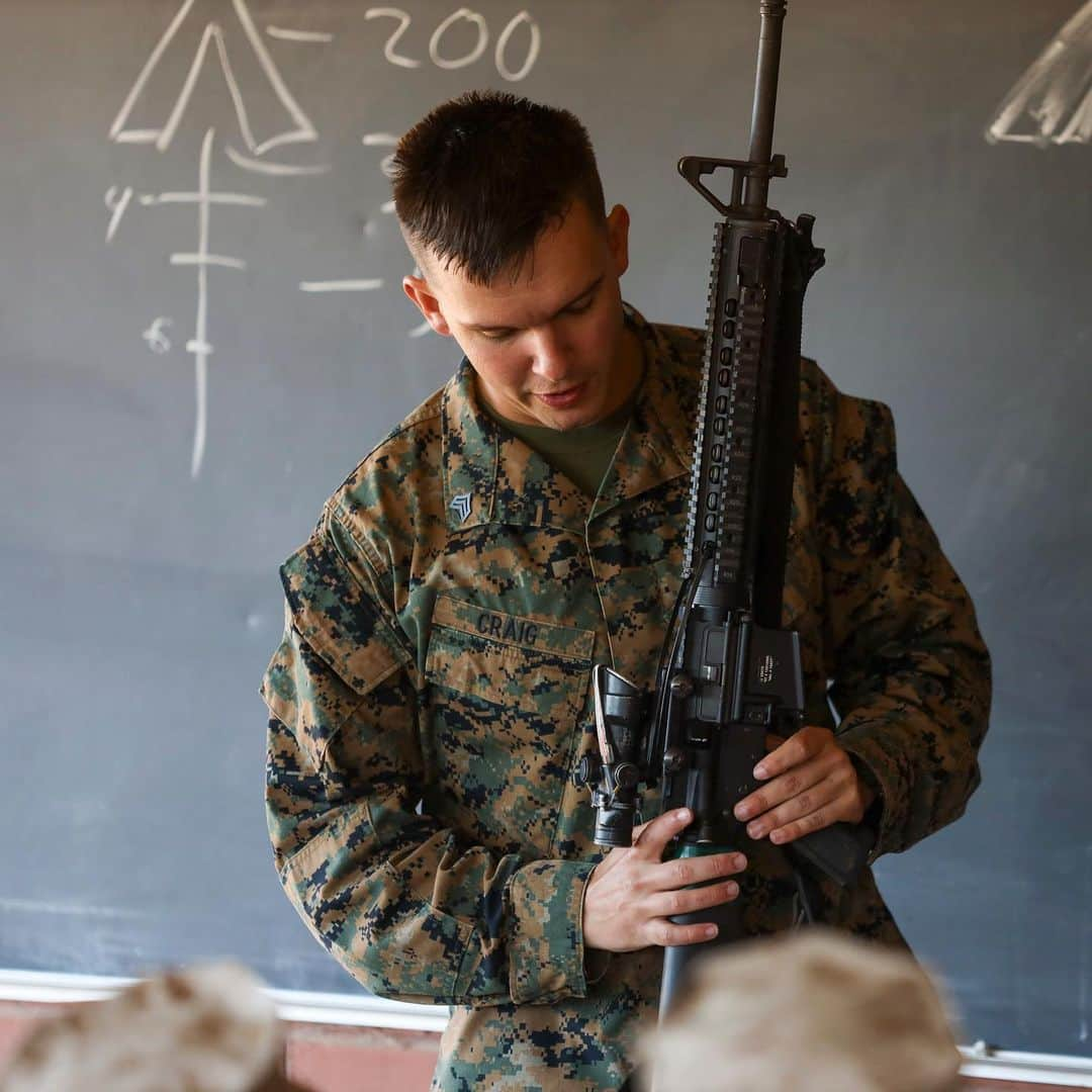 アメリカ海兵隊さんのインスタグラム写真 - (アメリカ海兵隊Instagram)「Tip Of The Chevron  Sgt. Evan Craig, a primary marksmanship instructor with Weapons and Field Training Battalion, teaches recruits the fundamentals of marksmanship on @mcrdparrisisland.  During Grass Week, recruits learn shooting positions and weapon safety rules for Tables 1 and 2. (U.S. Marine Corps photo by Lance Cpl. Ryan Hageali)   #USMC #Marines #Military #BootCamp」1月4日 6時11分 - marines