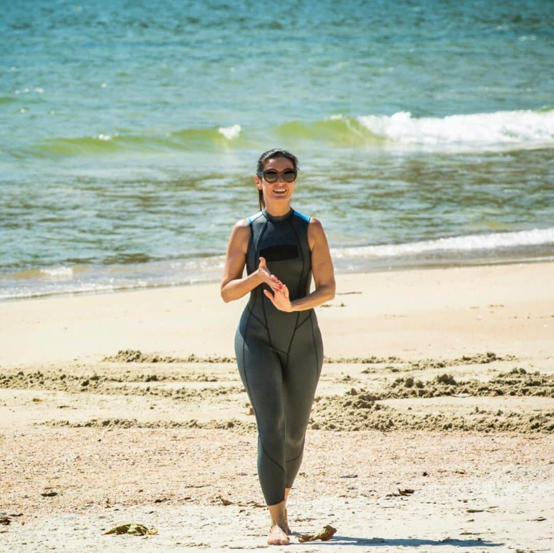 ファチマ・ベルナルデスのインスタグラム：「Chegou a hora de voltar! Muita coisa aconteceu em um mês. Nem sempre o céu esteve azul, mas em todos os dias recebi de perto o carinho dos meus amores, da minha equipe, de amigos; a atenção do meu médico;  e, de longe, a energia de todos vocês que me acompanham por aqui. Obrigada do fundo do meu coração. Vamos juntos fazer um 2021 melhor, mais leve! Te espero amanhã, às 10:45, no #encontrocomfatima」