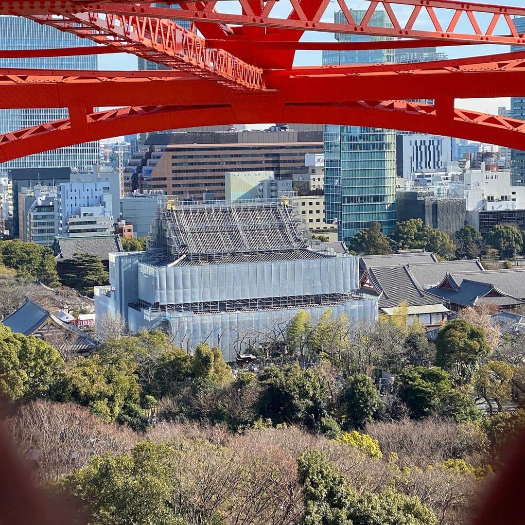 run+さんのインスタグラム写真 - (run+Instagram)「#港七福神巡り のあとはいよいよ外階段から 23区内 最"高"パワースポット 東京タワー大神宮をプラス #港七福神 ＋ #タワー大神宮 #御朱印ラン を開催し無事終了致しました🗼✨  国内外の観光客が激減して困窮している東京タワーにせめてもの恩返し。に、なったらいいな🍀  Pic2 見事な鉄骨♡  Pic3 下で開催してる台湾フェスティバル ランタンや人がミニチュアみたい  Pic4 海やお台場までも一望✨  Pic5 増上寺は只今災害に耐えうる安全な本堂目指して 世界最大規模のチタン製屋根瓦の葺き替え作業中の屋根瓦  Pic6 2021のパネルの裏側  Pic7 下まで見れるクリアな床  Pic9 袴姿のお正月スタイルなノッポン。 登る前に会ったのも降りてきてから一緒に撮ったのも兄のハズなのに性格違うのは中に入ってる人が違うから？😂  #HappyNewYear 🎉  ご一緒頂いた皆様、ありがとうございました！！  なお、RUN+では開催に際し、 新型コロナウィルスに対する感染防止対策として ⋆当日到着前に体調確認表の記入のお願い ⋆連絡先の確認 ⋆ストレッチはソーシャルディスタンスを保って ⋆食事はオープンエアなテラス ⋆集合場所や人の多いところではマスク ⋆走行グループを分散しての走行 ⋆人の少ない道、等の対策を盛り込んでいます。  ＊-------------------------------------------------＊ #run➕ #run➕α #RUNPLUS run➕御朱印 run➕景色 ＊-------------------------------------------------＊  #いまわたしができること #runのために今できること #走ることでできること #走れるって幸せ #走れるって当たり前じゃない #ゆるラン #街ラン #街RUN  #ハシリマシタグラム #ハシリマスタグラム #igランナー #igランナーズ東京 #走るを楽しむ #写ラン  #ランニング好きな人と繋がりたい #ランナーさんと繋がりたい #igランナーズと繋がりたい  #RunForSmile #Runday #RunLovesLife runstagram #走る楽しさ広げ隊 @runplus #aday」1月4日 6時20分 - runplus