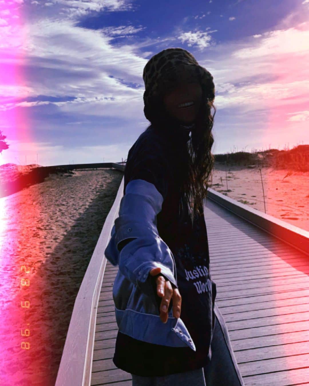 のインスタグラム：「When I was a kid,I always held my friend’s hands and talking,walking,playing whatever. and I still do.... Friends,family in many cultures hold hands for no other reason than to feel comfortable with one another....」