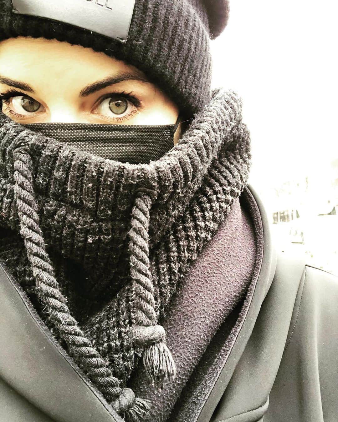 ジェイミー・アレクサンダーのインスタグラム：「It’s a cold one today! 🌧🌬 #Brooklyn」