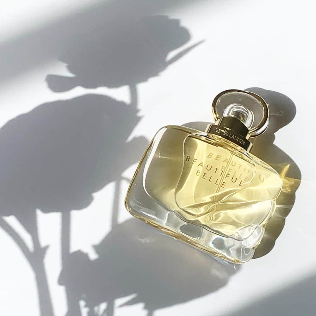 エスティローダーのインスタグラム：「Make the new year Beautiful. 💕 Resolve to uplift your mood with the romantic floral oriental #fragrance of #BeautifulBelle 💐」