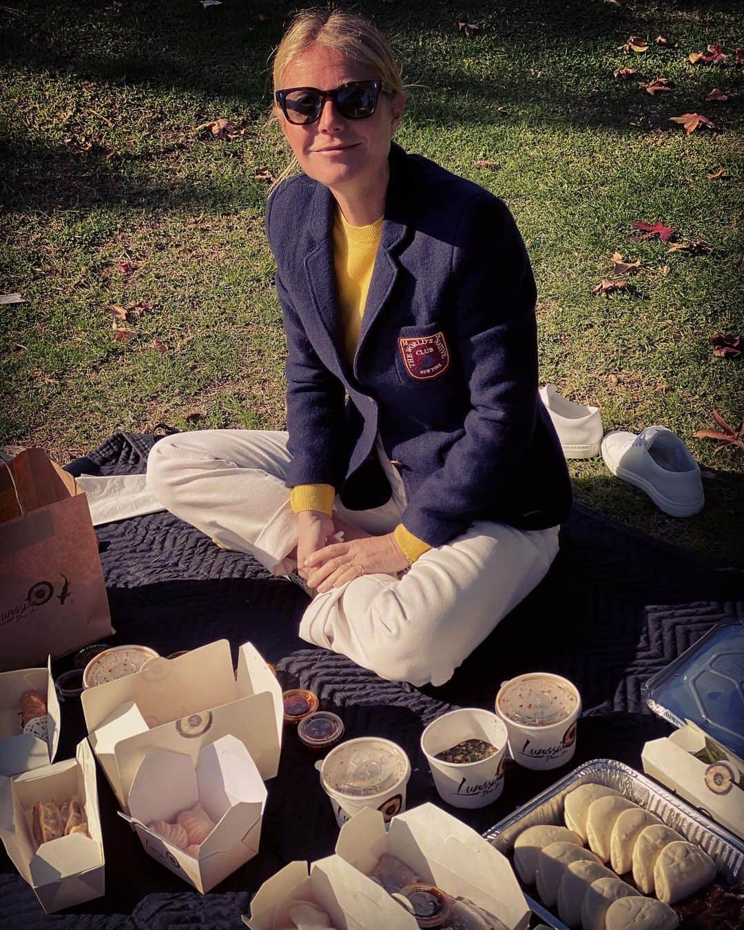グウィネス・パルトローさんのインスタグラム写真 - (グウィネス・パルトローInstagram)「Best picnic lunch ever now need to start @goop detox like yesterday, I mean tomorrow. https://goop.com/wellness/detox/the-detox-guide/」1月4日 7時10分 - gwynethpaltrow
