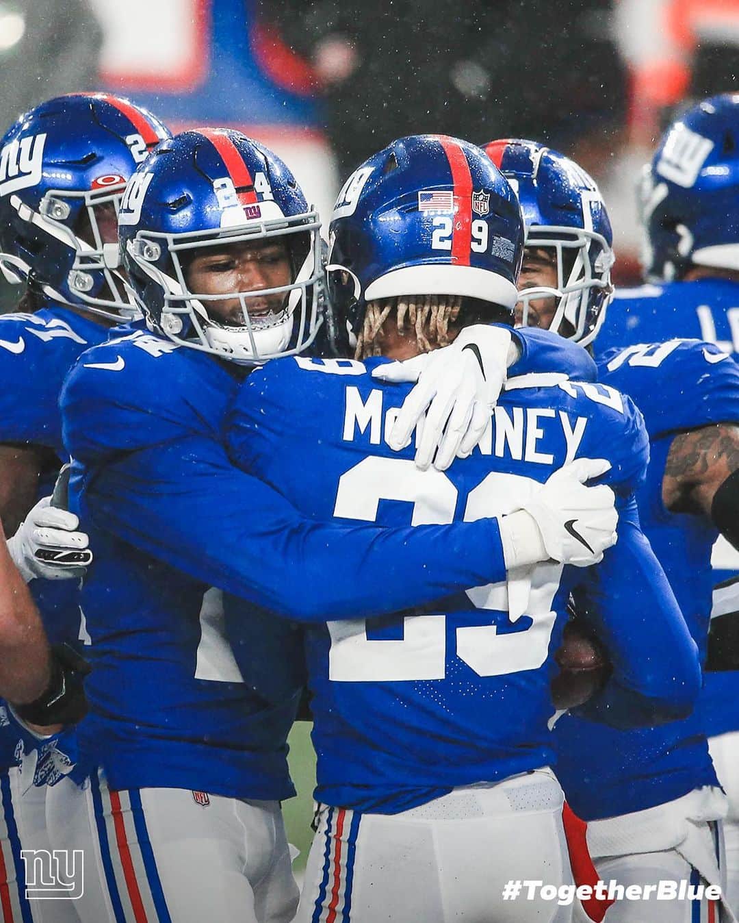 New York Giantsさんのインスタグラム写真 - (New York GiantsInstagram)「First NFL interception did NOT disappoint!  #WinFromWithin」1月4日 7時14分 - nygiants