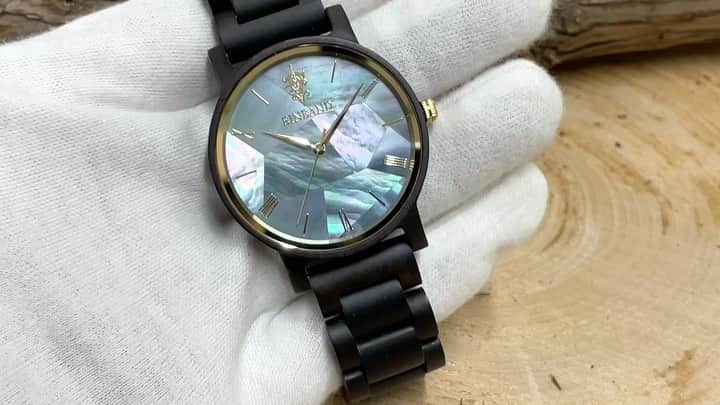 EINBAND -アインバンド-のインスタグラム：「初回限定生産のReise Mother of pearl & Ebony wood 天然貝と木製腕時計のコラボウォッチです！  10面にカットされた貝殻が角度を変えるとキラキラ感が違って見えますのでとても綺麗な仕上がりになっております。  #EINBAND #木製腕時計 #マザーオブパール #天然貝」
