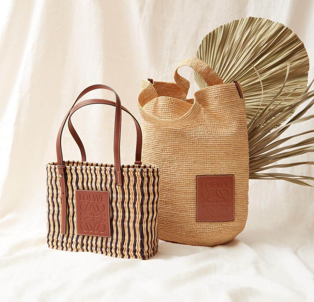 Saks Fifth Avenueさんのインスタグラム写真 - (Saks Fifth AvenueInstagram)「HANDBAG HEROES: @loewe's raffia totes are just the thing to transport us to a tropical state of mind. #SaksStyle」1月4日 7時27分 - saks