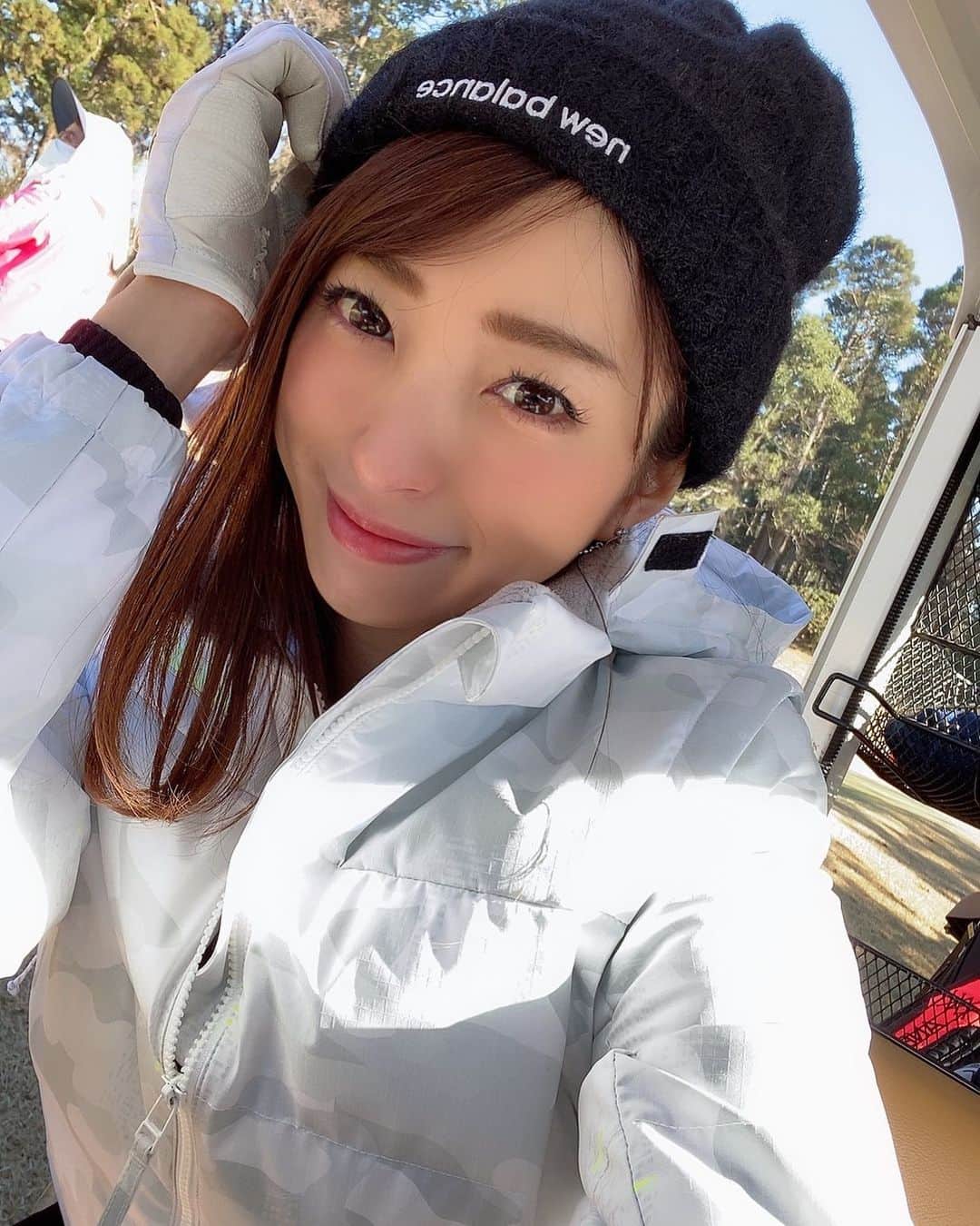 のインスタグラム：「. おはようございます☀ . 最近はニット帽を良く被ります😆❗️ 寒いと耳が痛くなるからね。 . @newbalancegolf_japan  サイズ感ぴったりで使いやすいから何種類か持ってます❤️ . 私服でも使ってるよ♫ . . . #ゴルフ#golf#⛳️#ゴルフ女子#ゴルフ好き#ゴルフウエア#ゴルフコーデ#ゴルフスイング#골프 #골프웨어 #골프스윙 #여행 #해외여행 #골프스타그램 #골프중독 #와인 #소주 #좋은시간#ニット帽#ニューバランス#ニューバランスゴルフ#newbalance」