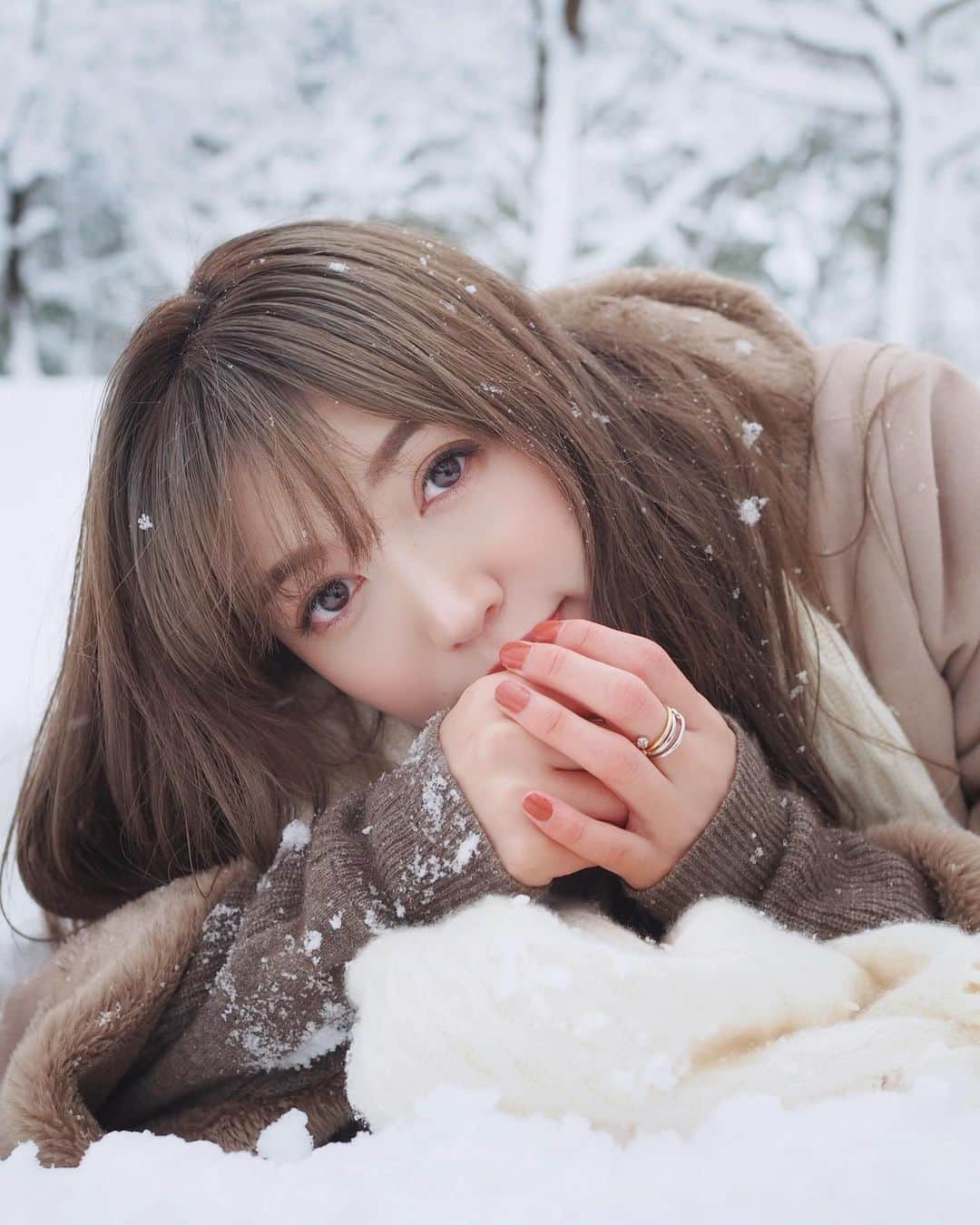 ののさんのインスタグラム写真 - (ののInstagram)「. ぜんぶ雪のせいだ。 ごっこ❄️  #ポートレート#一眼レフ#作品撮り#裸眼メイク#冬メイク#雪ロケ#雪#雪景色#銀世界#ぜんぶ雪のせいだ#冬#コート#マフラー#関西モデル#サロンモデル#サロモ#東京カメラ部#アッシュヘア#ロングヘア#japan#portrait#winter#snow#fineart#tokyocameraclub#good_portraits_world#japanesegirl#IGersJP」1月4日 7時42分 - nonoko0309