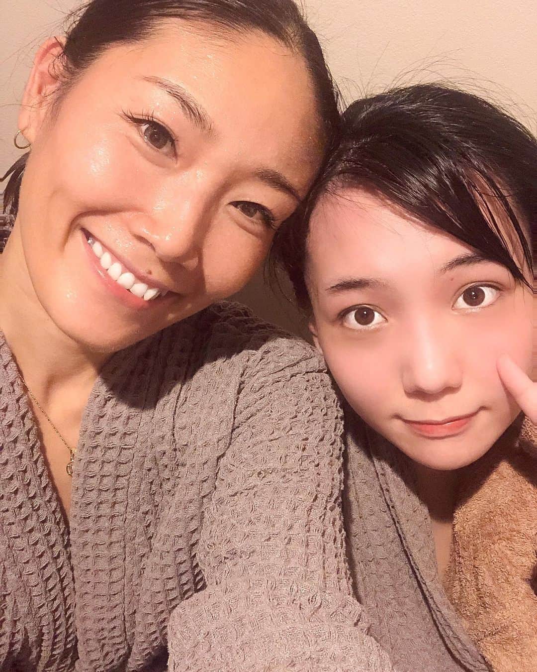 のインスタグラム：「昨日は沢山のご質問ありがとうございました♡  今年はこーして沢山の方とご質問などを通して会話ができたらいいなと思ってます。  今年初酵素風呂🛀 糠がパワーアップしたと聞いて入りにいきましたが、かなり良い菌達で入っている間に内臓がグルグルいってカラダも喜んでました♡  妹は初酵素風呂🛀アトピーがあるので勧めたら一回で、アトピーが酷い子がよくなるステロイドの浮腫がとれて、本人もかなり楽になったみたいです🥰💓 ちなみに私もアトピーが酷く手なんかバイオハザードだった😭 私は20代の時にホルモン免疫栄養学で改善したよ。 妹もこの三年頑張るよ。  (2月にあるホルモン免疫栄養学のオンライン講座は今回は免疫なんだけど通常一般の方は受講できない栄養学なのですが、今回の集中講座は一般のかたが受講できる講座です。本当に為になる栄養学なので是非受講してほしいです！！) @hormone_immunity_nutrition_s   子供みたいに童顔な妹ですが、人想いで、自分の意思でしっかり物事を捉える力強い子に成長してくれて嬉しいです。 名前も杏樹＝イタリア語で天使👼  昔から私のそばにちょこんといてくれる天使なのです。  ------------------------------- □膣ヨガWS 1月16日15:30-17:30 →キャンセル待ち  □膣ヨガオンラインWS 1月23日15:30-17:30 ※開催3日前までご予約ok  □HITOMISTYLEプライベート特別クラス ・火曜日コース ・土曜日コース(日曜含)  おススメ！！一般公開！！ 2月6.7日13:00-14:30 ホルモン免疫栄養学2日かんオンライン集中講座  2月6.7日surYOGA2周年イベント ※全国からご受講いただけます！ @suryogahiroshima   詳細は全てInstagram TOPのURLをクリックしてね。 -------------------------------  #酵素風呂#酵素浴 #新春#デトックス効果#アトピー改善 #アトピー#ステロイド#肌艶#最高#妹#アイドル#姉妹#美容オタク#ヨギーニ#ヨガ#ヨガインストラクター #ヨガライフ#女性ホルモン #ホルモン免疫栄養学カウンセラー #広島#沖縄#宮古島」