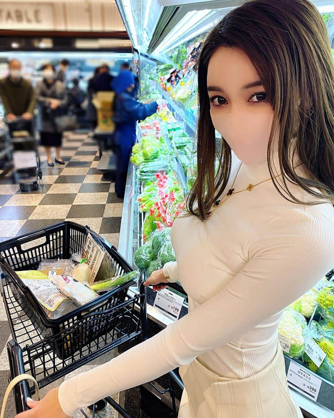 濱野りれさんのインスタグラム写真 - (濱野りれInstagram)「At grocery store🥕🍅🌽 Already took two video for youtube and Editing will start from now on🔥 This is the moment of my routine for the year-end and New Year holidays and also part of my video👏♥️ Thanks for subscribing and don't miss new video too😍😍 . . 年末年始の引きこもりに備えて スーパー買い出し行った時の♥️ 次の動画二本撮り終わって 今日から編集だよ〜😍 できあがり楽しみ🥰🙏 . . #myholiday #holidays #holidaymood #holidayvibes #grocerystore #mask #wearmask #besafe #happyholidays #youtube #youtuber #年末年始 #年明け #お正月 #正月 #日本 #スーパー #買い出し #マスク #マスクメイク」1月4日 13時12分 - riregram