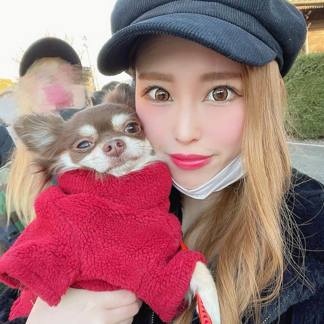 チハルのインスタグラム：「💋 あけましておめでとうございます㊗️ 家族＋🐶と初詣に行ったよ⛩ 後ろに変なの映り込んでたからモザイクかけといたw(妹) みなさん今年もよろしくお願いします🙏❤️ . . . #partyon #partyontokyo #パーティオン #パリオン #burlesque  #burlesquetokyo #バーレスク東京 #boxdisco  #music #dance #六本木 #showgirl #gogodancer #nightclub #happynewyear #2021 #初詣 #dog #pet #酒 #全力を出せ」