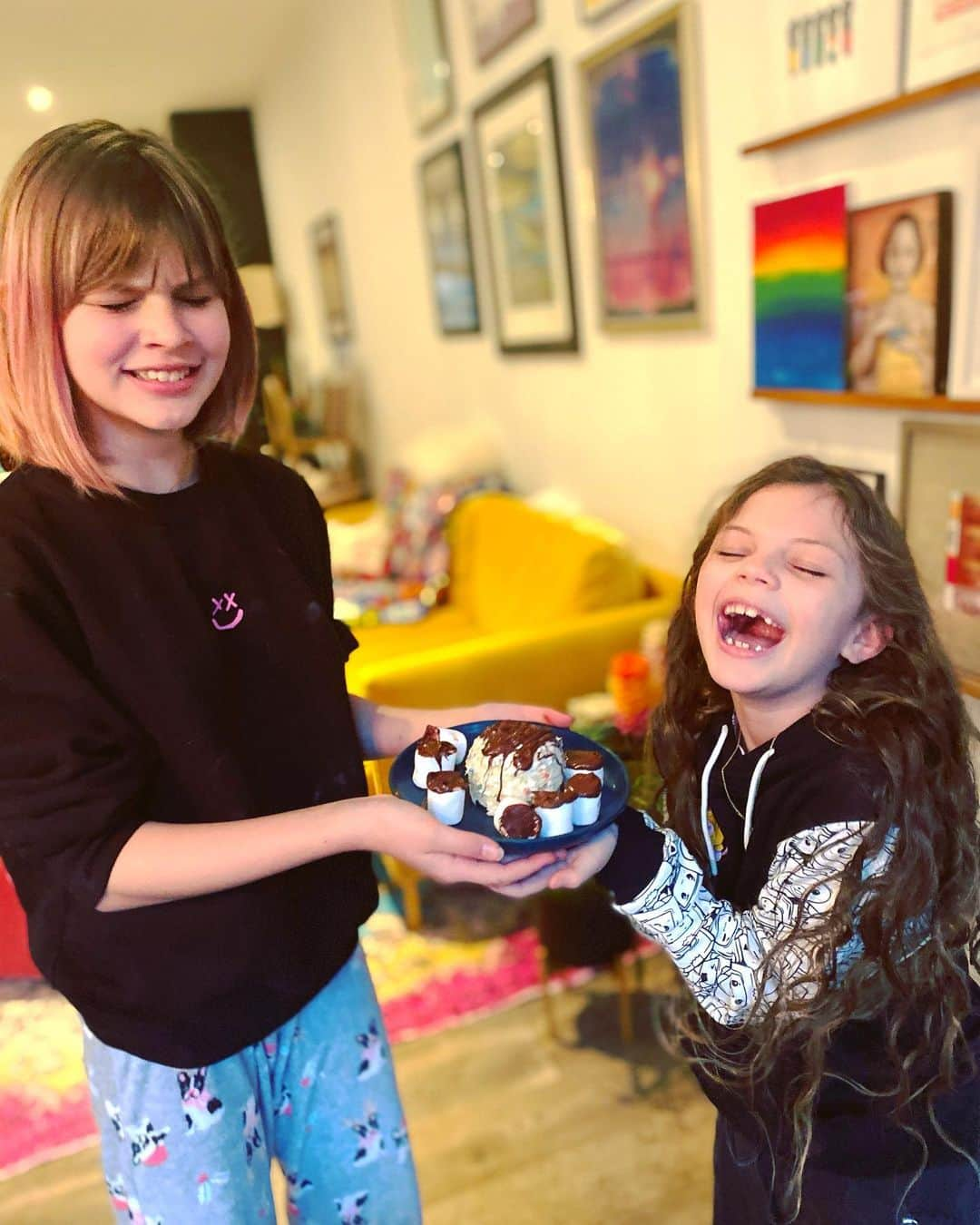 ビジー・フィリップスさんのインスタグラム写真 - (ビジー・フィリップスInstagram)「Continuing what is now apparently a tradition(making birthday cakes for our favorite actors)- Today, the kids made a funfetti mug cake with chocolate covered marshmallows to celebrate the birthday of @florencepugh ❤️✨🎂❤️」1月4日 7時48分 - busyphilipps