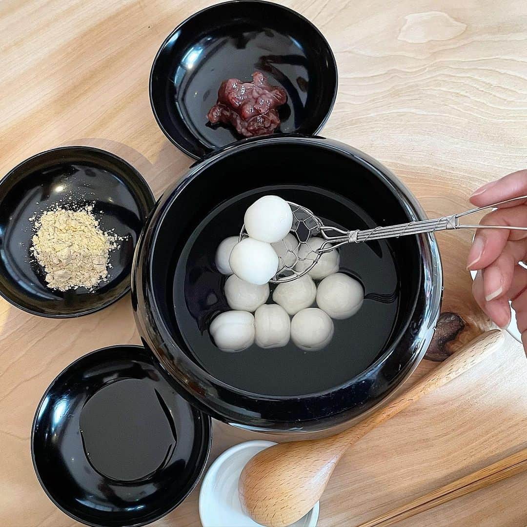 のインスタグラム：「【千と千尋の世界をイメージしたカフェ🌉 積善館本館のお隣、薬膳や向新】﻿ ﻿ 積善館本館の橋の横にあるイケカフェ。﻿ ﻿ #薬膳や向新 で軽ランチ🍚﻿ メニューはどれも体に優しそう、かつ千と千尋の神隠しに出てくるようなメニューになってる❤️﻿ ﻿ 薬膳粥だったり、靴を片付けてくれるすす？のおばけをモチーフにしたスイーツだったり。﻿ ﻿ 見た目が可愛いだけじゃなくて、﻿ ちゃんと味が全部美味しいのもポイント高い👏﻿ ﻿ 店内から見る橋と旅館も雪が軽く降っててオツでした⛩✌️❤️﻿ ﻿ お茶するだけでも立ち寄ってほしい❤️﻿ ﻿ #積善館本館#積善館﻿ #群馬#群馬観光#群馬旅行#群馬の旅#群馬県﻿ #gunma#千と千尋#千と千尋の神隠し#千と千尋の神隠しの舞台 #千と千尋の神隠しモデル#群馬グルメ#群馬カフェ#群馬ランチ」