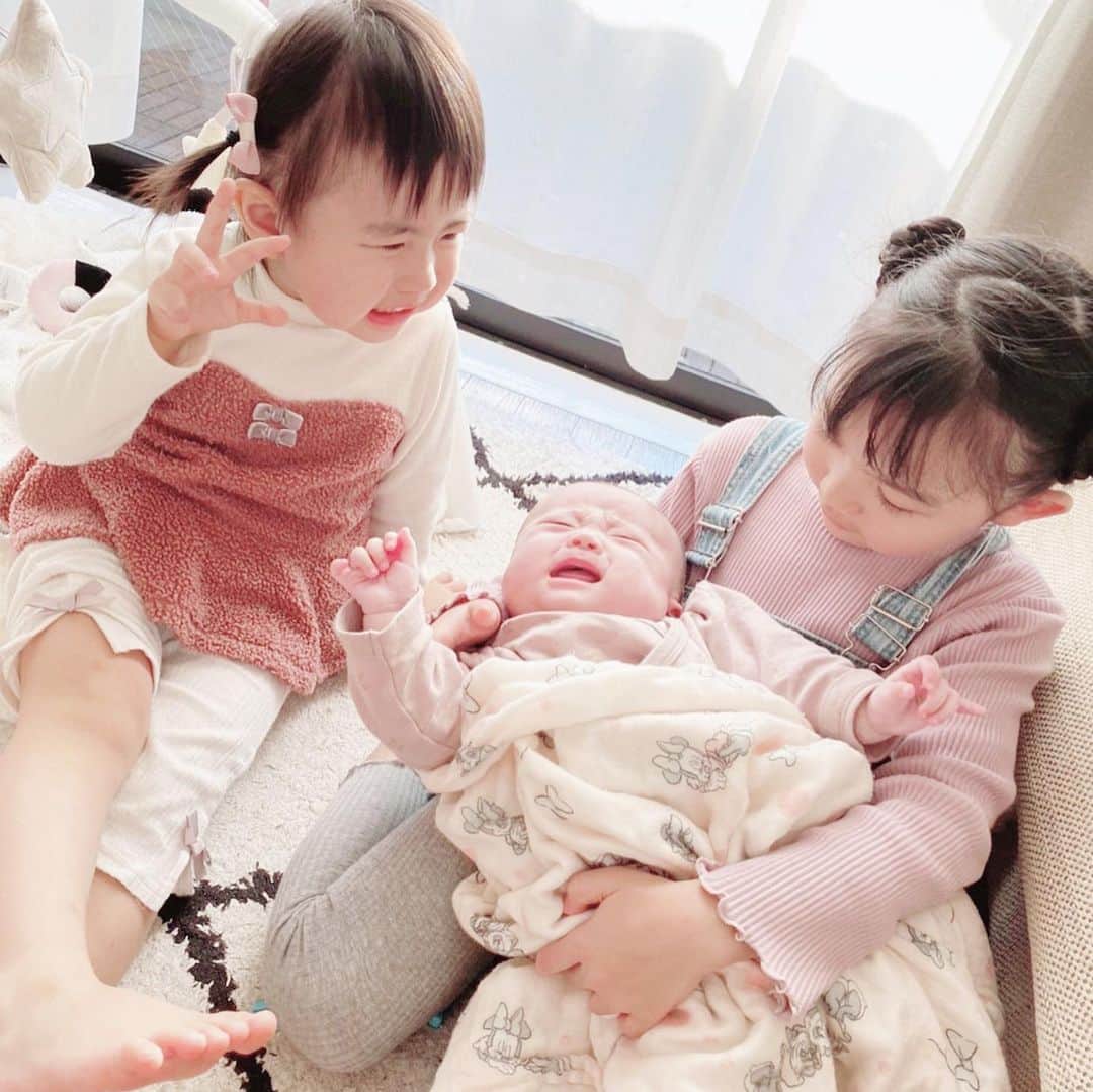 mariomi324のインスタグラム：「2日、お酒大好き地元ファミリーで🥂 娘はすっかりお姉ちゃんに懐いて追っかけ回してます😂 優おじちゃん娘たちと遊んでくれてありがとう😊✨ また来てね💕 ♡ いよいよ緊急事態宣言でそうですね、、、 ♡ ♡ ♡ ♡ #3歳 #3歳2ヶ月 #女の子ママ #姉妹ママ #kidsfashion #キッズコーデ #キッズファッション #今日のコーデ #petitmain #プティマイン #子供のいる暮らし #おうち時間 #赤ちゃんのいる生活 #赤ちゃんのいる暮らし #ootd #outfit #リビングインテリア #interiordesign」