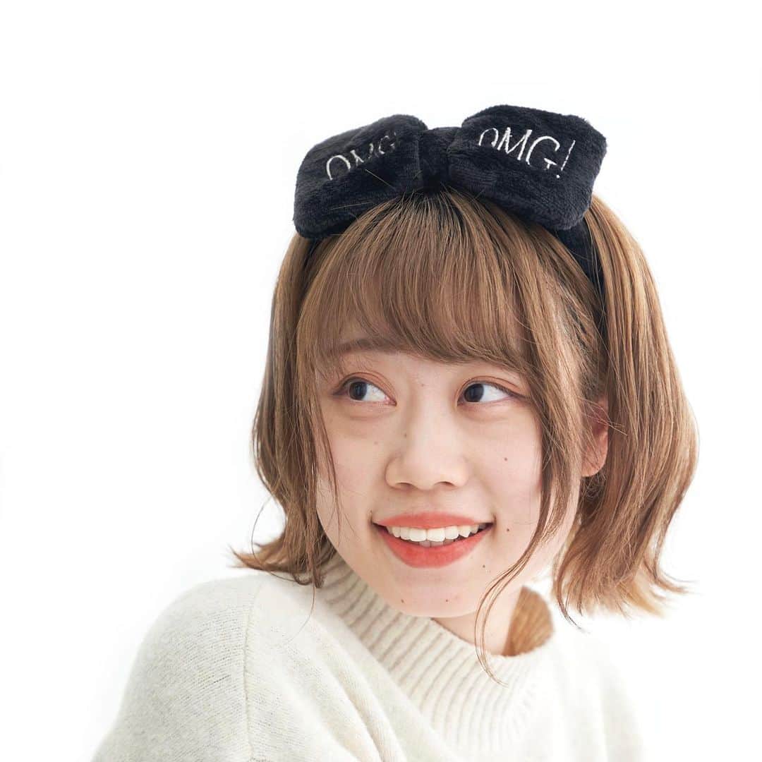 ASOKO ZAKKA STOREさんのインスタグラム写真 - (ASOKO ZAKKA STOREInstagram)「=ASOKOのヘアターバン=﻿ ﻿ ASOKOでは”映える”ヘアターバンを﻿ ご用意しております♡♡﻿ ﻿ ﻿ 大きなリボンが特徴で、そこにデザインされている﻿ OMG!のロゴにインパクトがあって思わず表情を﻿ つくっちゃいますね🙊💫﻿ ﻿ ﻿ 洗顔の時に使用するのはもちろん、﻿ お家でのリラックスタイムに髪をまとめるのにも👍﻿ ﻿ お友達や姉妹で色違いのものを着けて、﻿ SNSにあげて楽しむのもおすすめです💕﻿ ﻿ ﻿ ﻿ ■OMG!リボンヘアターバン　税込385円﻿ ﻿ ﻿ ﻿ 画像をタップで商品ページに飛べます✈️﻿ ﻿ ﻿ ××××××××××××××××××××××××××××﻿ ﻿ 店舗により在庫・品揃えが異なります。﻿ お問い合わせは各店舗までお願いいたします。﻿ なお、取り寄せ・取り置きは行なっておりませんのでご了承くださいませ。﻿ ﻿ ×××××××××××××××××××××××××××﻿ ﻿ #ASOKO﻿ #ヘアターバン﻿ #ターバン﻿ #hairturban﻿ #おうち時間﻿ #ヘアバンド﻿ #おうち時間を楽しむ﻿ #おうち時間を楽しもう﻿ #雑貨﻿ #リボン﻿ #リボンヘアバンド﻿ #🎀﻿ #もふもふ﻿ #お泊まり会﻿ #女子会﻿」1月4日 8時01分 - asokojpn