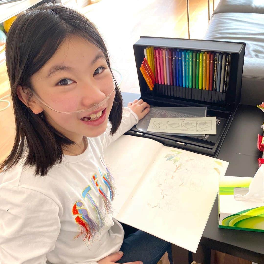 yukiさんのインスタグラム写真 - (yukiInstagram)「おはようございます。﻿ ﻿ サンタさん②からもらった﻿ 100色色鉛筆❤️🧡💛💚💙💜🤍🤎﻿ "松崎しげる色" はありませんでしたが、﻿ 鮮やかで描きごたえありあり！！﻿ ﻿ #松崎しげる色﻿ #100色色鉛筆﻿ #大人の塗り絵﻿ #子どもたちの可能性は無限大﻿ #milka」1月4日 8時07分 - milkayuki