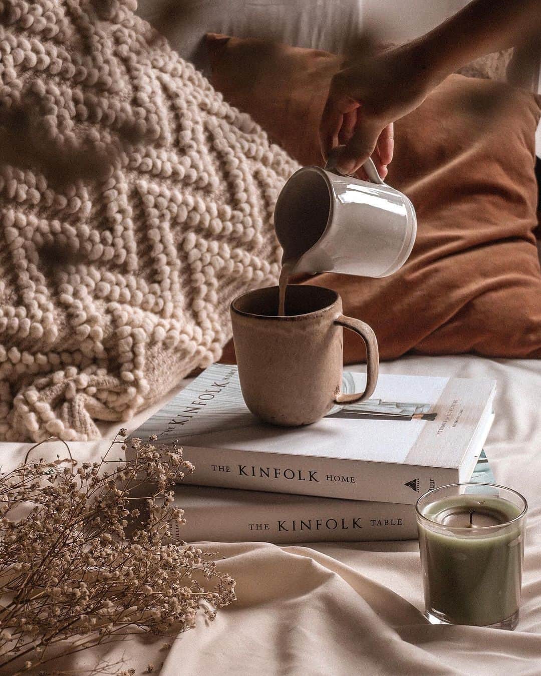Anthropologieさんのインスタグラム写真 - (AnthropologieInstagram)「A hot cup of ☕ and a great 📖? Don't mind if we do. (link in bio to shop) Photo via @sahar.reads」1月4日 8時09分 - anthropologie