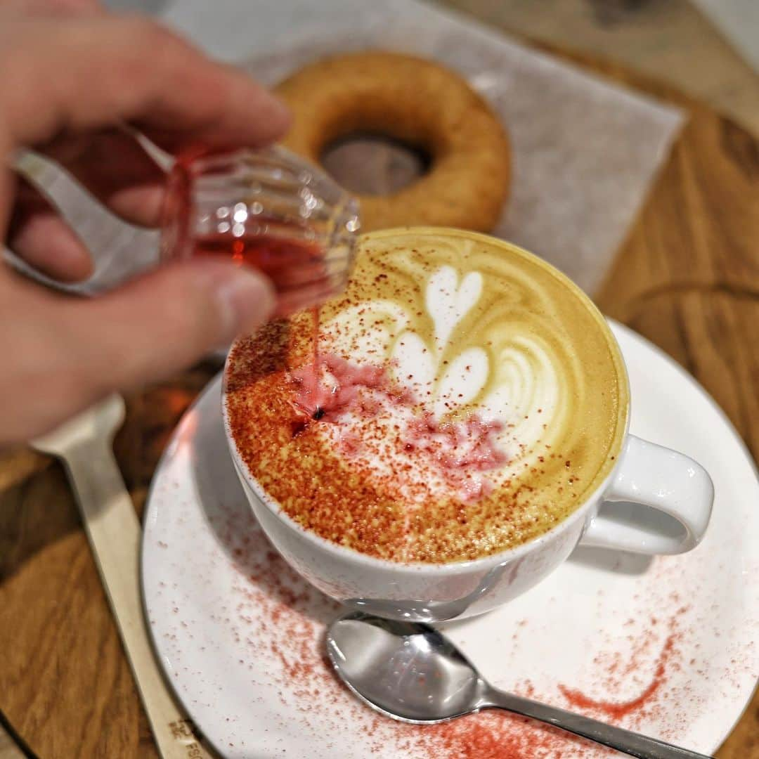 きょん。さんのインスタグラム写真 - (きょん。Instagram)「.  .  charmant cafe @cc_clefy  少し 赤らみを帯びたこちらの "Floral Berry Latte”。  別添えの 自家製ベリーシロップを合わせると 華やかに甘酸っぱさが加わって ほっこり度もUP(◜▿◝  )  #charmantcafe #シャルマンカフェ #coffee#クレフィ」1月4日 8時13分 - kyon_tokiiro