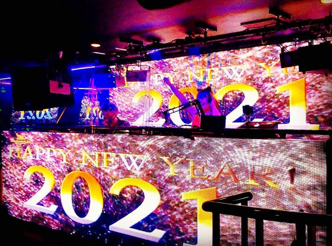 のインスタグラム：「happy newyear2021🎉 まず、初めに 【一緒にイベントを支えてくれているDJ 仲間】 【クラブ関係者様】 【DJ を見に来てくれているお客様1人1人】のお陰で音楽を届ける事が出来ている事に感謝の1年でした！ . 去年はいろんな事を考えさせられる1年だった。 だからこそ、今年はクラブに来られない方にも少しでも笑顔になってもらえるように音楽を通して私に何が出来るかを考えていけるよう頑張っていきます٩(๑❛ᴗ❛๑)۶ . 今年はみんなに会えるような世の中になれば嬉しいなぁと心から思っています。  あっ！ 飲み過ぎには注意したいと思っています😂 なので会った時はテキーラで乾杯しましょうね、、、 . . . . . . #2021 #happynewyear #あけおめ #コロナウイルスが早く終息しますように #ありがとう #感謝 #会いたい #友達 #仲間 #dj #djyurina #roppongi #六本木」