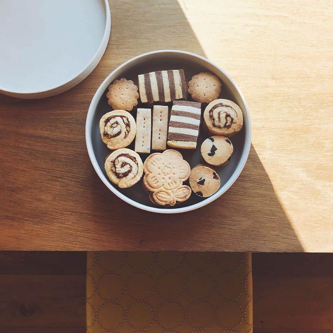 FABIAさんのインスタグラム写真 - (FABIAInstagram)「@satori.homeさん、ご紹介ありがとうございます♪  #repost @satori.home  ͏ 調味料に珪藻土で作られた ドライングブロックを入れておくと 固まりにくいのでオススメです☺️  ͏・pic2はお友達にあげたクッキー缶 ・pic3は残ったクッキーを桑原さんのお重に詰めた 我が家のおやつ☕️  ͏クッキー缶の動画にたくさんコメントいただけて 嬉しかったです🤍 今回は ・お花のプレーンクッキー ・チョコチップクッキー ・くるみ味噌のぐるぐるクッキー ・チーズとペッパーのショートブレッド ・プレーンとココアのしましまクッキー ・ビスケット型のクッキー  また新作を考えて作ってみます🍪👩‍🍳 ・ ・ ・ ドライングブロック: @northmall_com  ----------------------------------------- ノースモールオープン記念大感謝祭 （https://www.northmall_com） ①新規会員登録で送料無料 ②お買い物した方全員に30%相当のポイント還元  □手料理&ペットフォトコンテスト開催中！ 詳しくは投稿をチェック！ ------------------------------------------- ͏  #ノースモールサイト  #ノースモール#northmall #ノルタク #インテリア #シンプルインテリア  #インテリアショップ  #暮らしの道具  #暮らしを楽しむ #丁寧な暮らし #上質な暮らし  #雑貨 #インテリア雑貨 #生活雑貨  #お洒落雑貨  #北欧インテリア #珪藻土 #日本製 #日本国内産珪藻土使用 #ドライングブロック」1月4日 8時23分 - northmall_com