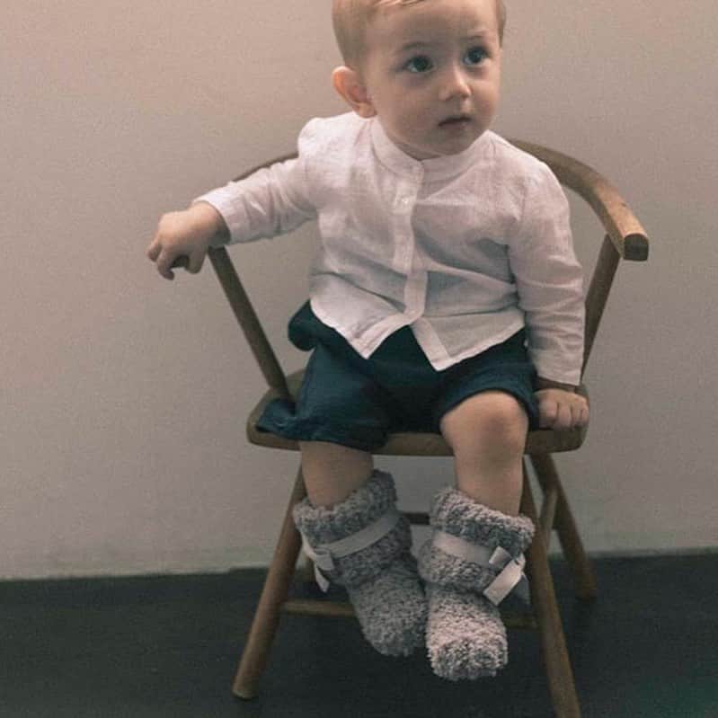 MARLMARL（マールマール）さんのインスタグラム写真 - (MARLMARL（マールマール）Instagram)「【歩き始める前の赤ちゃんへ】上質なブークレ素材のあったかブーティ‌ ‌ 柔らかな肌触りと、手編みならではの温もりで、‌ 歩く前の赤ちゃんの足もとをしっかり守ります。 ‌ ‌ ずり這いやハイハイのときや、‌ お出かけ先でもうっかり脱げないよう、しっかり結べるリボンストラップで、‌ おしゃれと実用性を兼ねたデザインを実現。 ‌ ‌ 同素材のブランケットとセットでのギフトも人気。‌ ‌ ______‌ ‌ ブークレルームソックス‌ booties (全3色)‌ ¥4,200 + tax‌ ‌ ______‌ ‌ オリジナルパッケージ入りです。(画像10枚目)」1月4日 8時40分 - marlmarl_tokyo