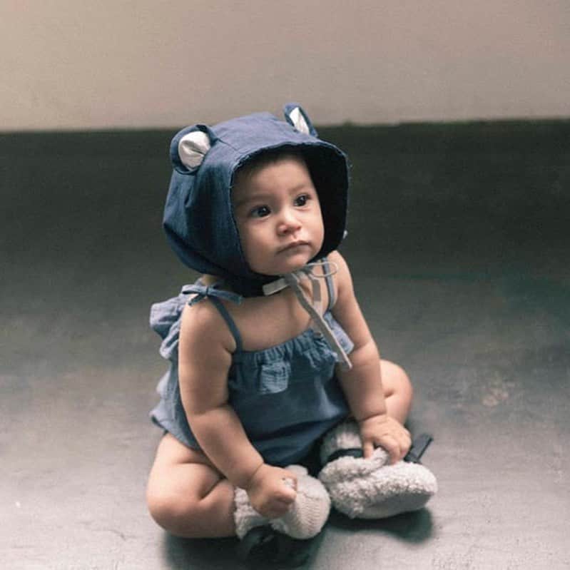 MARLMARL（マールマール）さんのインスタグラム写真 - (MARLMARL（マールマール）Instagram)「【歩き始める前の赤ちゃんへ】上質なブークレ素材のあったかブーティ‌ ‌ 柔らかな肌触りと、手編みならではの温もりで、‌ 歩く前の赤ちゃんの足もとをしっかり守ります。 ‌ ‌ ずり這いやハイハイのときや、‌ お出かけ先でもうっかり脱げないよう、しっかり結べるリボンストラップで、‌ おしゃれと実用性を兼ねたデザインを実現。 ‌ ‌ 同素材のブランケットとセットでのギフトも人気。‌ ‌ ______‌ ‌ ブークレルームソックス‌ booties (全3色)‌ ¥4,200 + tax‌ ‌ ______‌ ‌ オリジナルパッケージ入りです。(画像10枚目)」1月4日 8時40分 - marlmarl_tokyo