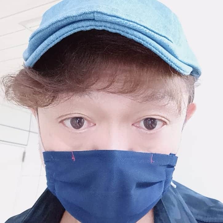 松本隆博のインスタグラム：「。 リモートよぅ スマホ1台…隔てて いまぁ～♪ 小さな、画面を見つめてる リモートよぅ……♪ (˙◁˙)  さ今日も一日Zoomイン。  ～人生遊歩道～」