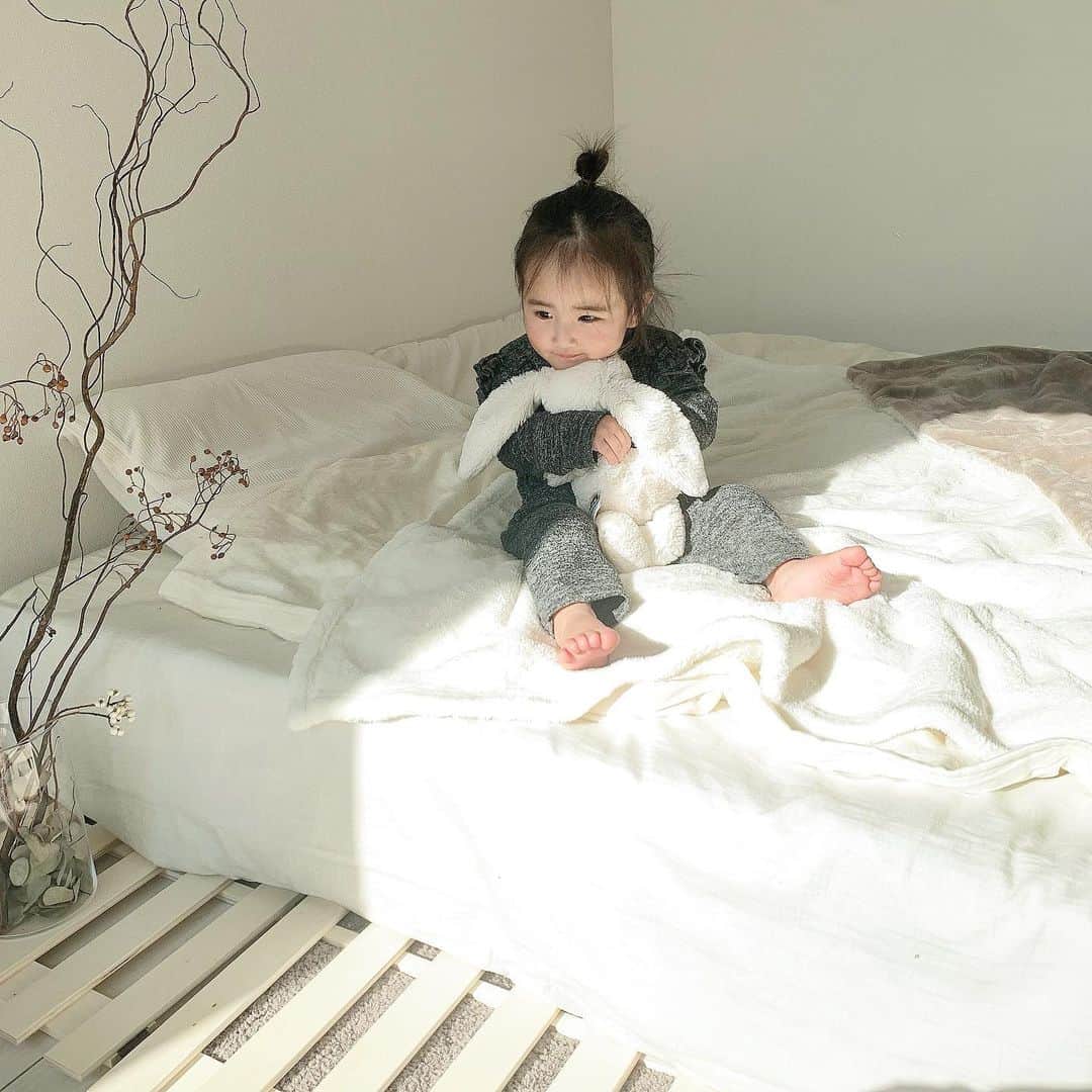 青野未来 / MikuAonoさんのインスタグラム写真 - (青野未来 / MikuAonoInstagram)「. . @koala.jp  コアラマットレスやっぱり最高!!🐨 布団だけよりやっぱり寝心地がいいし、 疲れも取れてる気がする。。  ベッドの横に布団も敷いて寝てるんだけど、 子供達もベッドの方がいいみたいでギューギューで寝てます😂!! (そして寝たらそっと布団の方へ..ww) 毎日寝てるけど、たしかに隣の人の寝返りとか気にならないな〜と改めて実感。。  気になってた方はセールもしてるので 是非チェックしてみてください🐨🤍  . . “KOALA NEW YEAR SALE” ・全商品15%オフ ・期間:1月4日〜17日まで ※別のクーポンの併用は不可  . . #コアラマットレス #ad #sponsored#クイーンサイズ #寝室#ベッドルーム#マットレス#ベッド」1月4日 9時01分 - miiikunkun