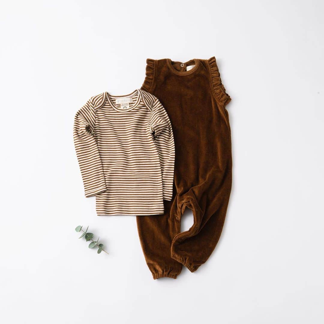 のインスタグラム：「serendipity organics_ coverall  12M ・18M コットンベロアの優しい風合い 肩のフリルが可愛いカバーオール。 ．  @lilietnene プロフィールリンクより リリエネネWEBサイトへ  よろしければご購入されたお客さまは #lilietnene のタグづけをして投稿して 頂ければ嬉しいです！  パリのこども達とのライフスタイルや、 情報を発信する @lilietnene_paris もぜひご覧ください。 ．  #serendipityorganics #セレンディピティオーガニック #オーガニックコットンカバーオール #organiccotton #デンマーク発ブランド #ベビーボーダーカットソー #lilietnene #リリエネネ #babyfashion #kidsfashion #paris #出産祝い #gift #キッズセレクトショップ #キッズファッション女の子 #ベビーファッション女の子 #女の子のママ」