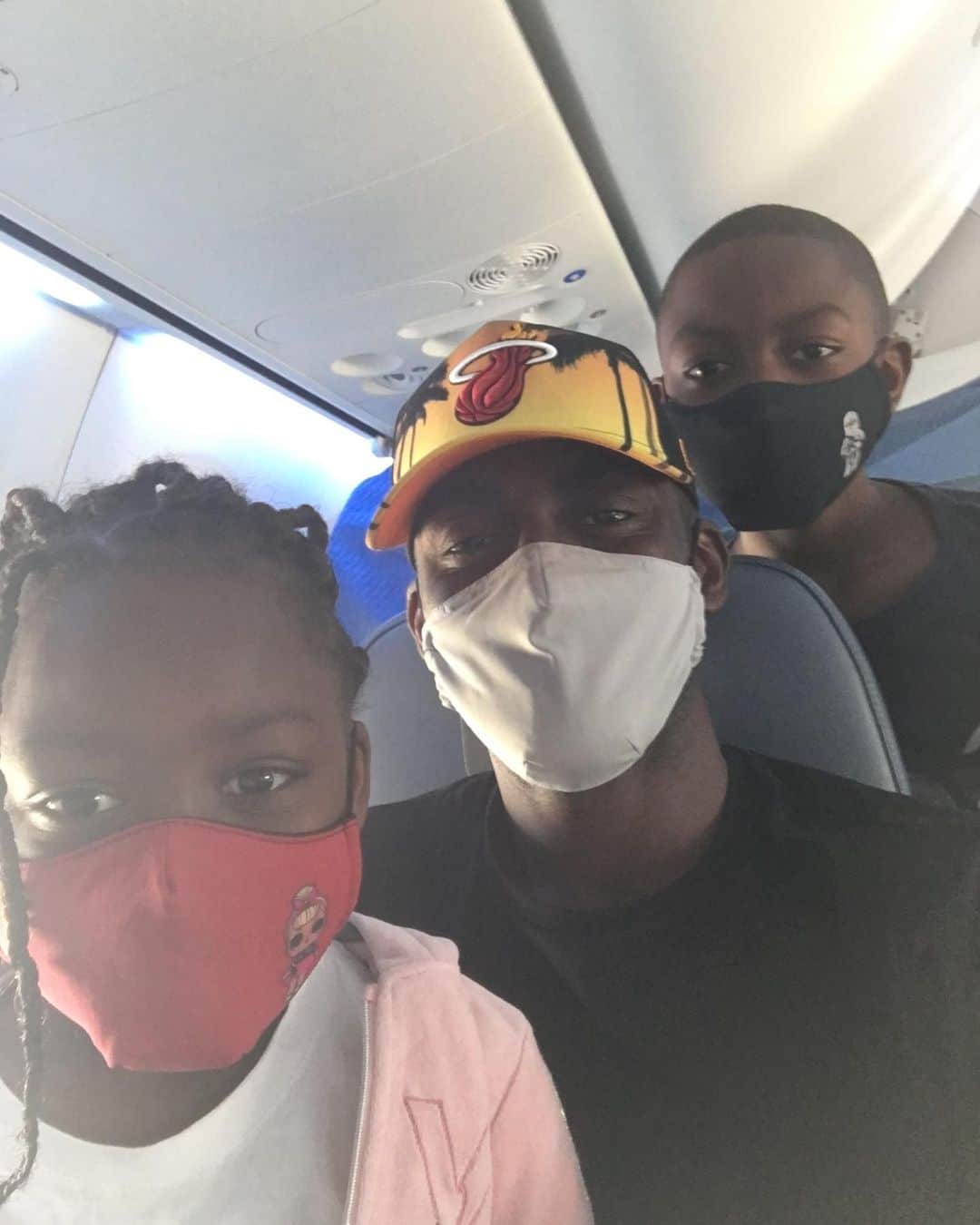 のインスタグラム：「🙂🛫👧🏾👨🏿👦🏾🛫🙂 #DandoGraciasADiosPorTodo #tamoahí」