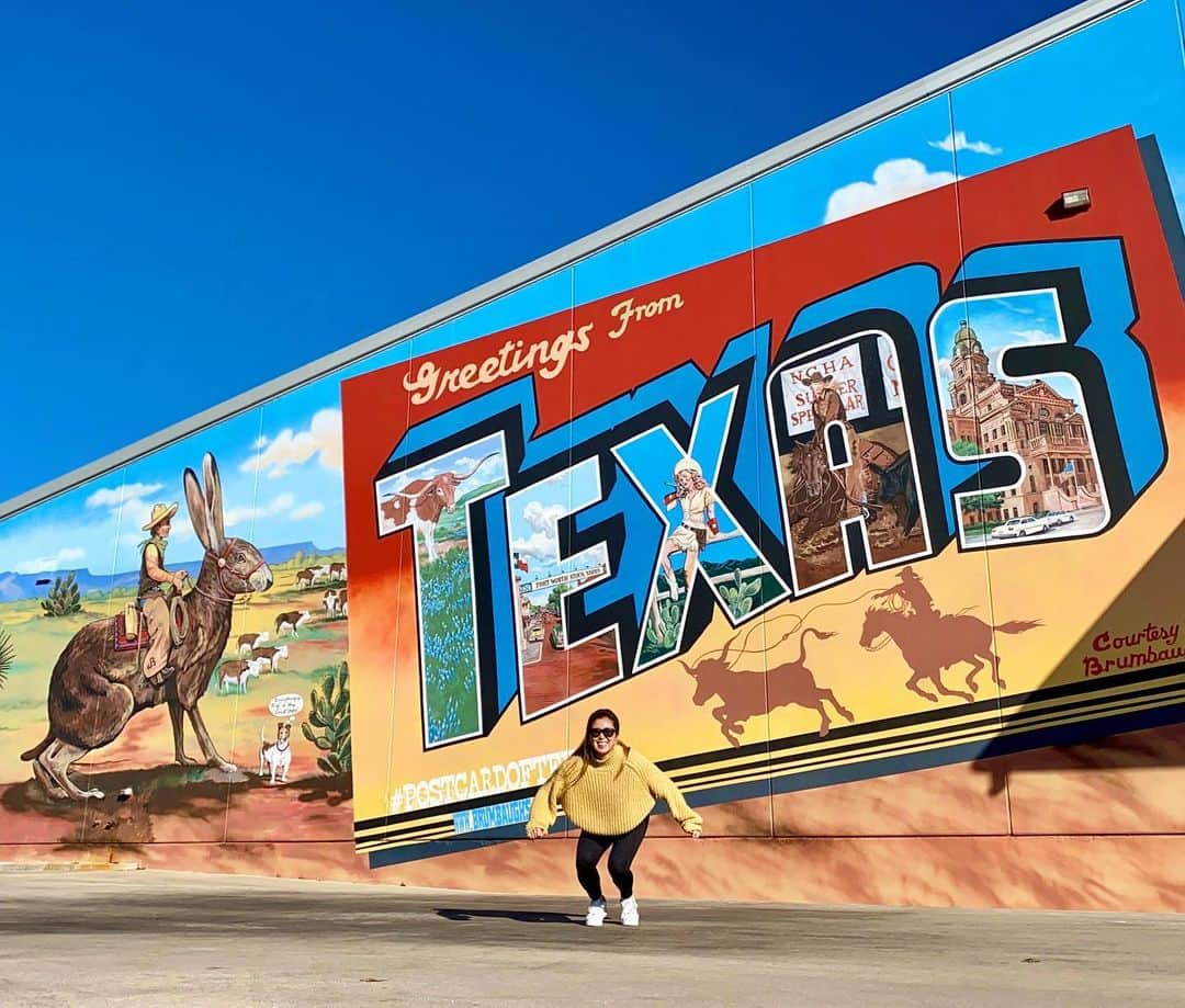 山田愛さんのインスタグラム写真 - (山田愛Instagram)「#texas 💛 ・ アメリカひろーい 世界はもっとひろーい🏃‍♂️ HAPPY NEW YEAR! #2021  #greetingsfrom #fortworth #fortworthmurals #dallas #greetingsfromtexas #テキサス #ダラス #アメリカ」1月4日 9時27分 - aiyamada_