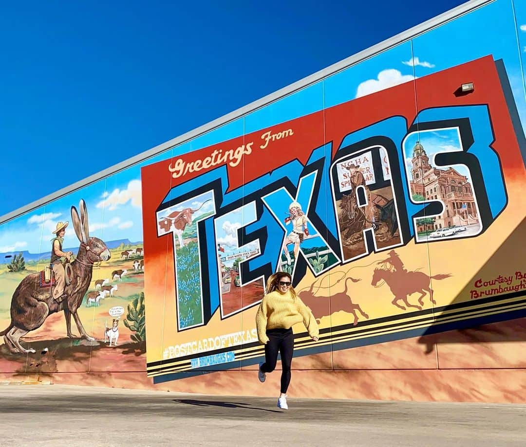 山田愛のインスタグラム：「#texas 💛 ・ アメリカひろーい 世界はもっとひろーい🏃‍♂️ HAPPY NEW YEAR! #2021  #greetingsfrom #fortworth #fortworthmurals #dallas #greetingsfromtexas #テキサス #ダラス #アメリカ」