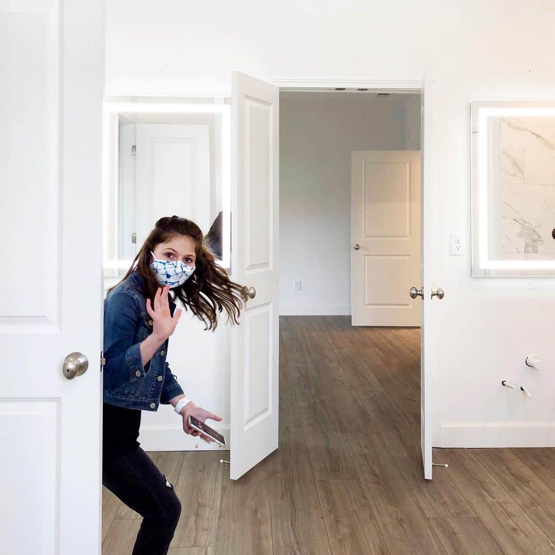 Angie Keiserのインスタグラム：「We had NO plans for a move in 2020, but we honestly didn’t anticipate most things that happened last year. What we did well though, was pivot like a boss.   And a little (fixing/building stuff) side hustle took on a life of its own. Which turned into Keith using our garage as a workshop. And while none of our neighbors ever complained about the constant hum of power tools, we knew it wasn’t what our work-from-home neighbors signed up for, when they moved into that neighborhood.   So we left ourselves open to the possibility of finding a place with space for a dedicated workshop. And when an opportunity presented itself, we jumped. No hesitation. Full trust in ourselves, and the belief that change is inevitable, but growth is optional.   We’re not in the new house yet, but we’re getting close. And this one feels different. Exciting. And the most ‘us’ we’ve ever felt about a place.   And did I mention there’s no HOA?! Cheers to all of us being more of ourselves in 2021!」