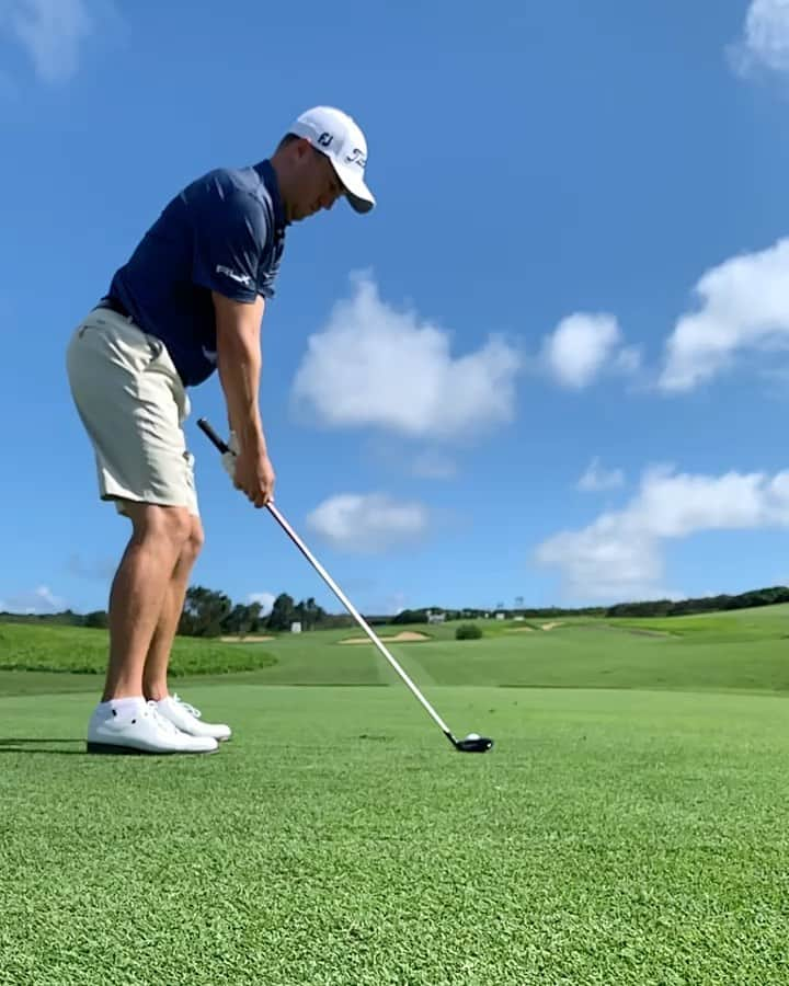 ジャスティン・トーマスのインスタグラム：「The Kapalua winds call for a low stinger from time to time 😜」