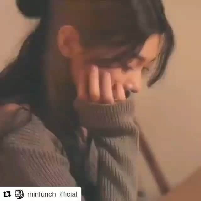 ユン・サンヒョンのインスタグラム：「작업한 리제(이지혜)의  우린 사랑하지 않아. 음원이 어제 발매되었습니다.  저는 숨소리가 좋은(?)보이스를 좋아합니다. 다음 가사를 뱉을때 감정이 고스란히  전해지는 예쁜 숨소리. 어떤 가사도 찰떡같이 붙는 좋은 목소리를  가진 가수에겐 작사가가 이런저런 단어들을  욕심내기 마련이거든요. 리제가 그런 가수였습니다. 앞으로 더더 잘 될 가수의 초석이 될  작업에 함께한것 같아 기쁨니다.  #우린사랑하지않아 많이들 들어주세요. http://kko.to/Pc5Y497D0 #리제 #보이스코리아 #이지혜」