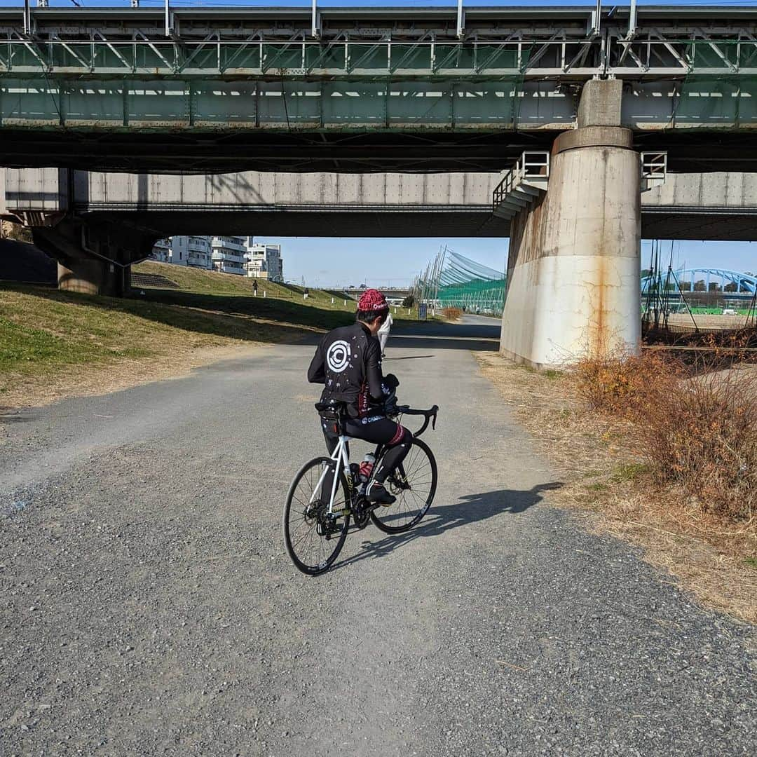 山下晃和さんのインスタグラム写真 - (山下晃和Instagram)「【BICYCLE】本年もよろしくお願い致します。  年末年始は放置していた見本誌の雑誌50冊以上読み、本も数冊読み、ジムで汗を流す日々でした。  新年の初ライドはなんとロードバイクです。そして、この豪華なキャストと！ 久々に走れて最高に幸せ。 軽く乗りに行こうと言ったはずなのに気づいたら約75kmでした  行きはついていくのがやっとのロード練も、帰りはポジションに慣れたのか、気持ち良くスーッと進む速さで、冬ならではの風を感じることができました  ロードバイクって最高ですね！  夜はオンラインで自転車女子部の方に向けた「自転車キャンプ」のトークセッション。産経Cyclistの後藤さんと。多くの方に見ていただいたようで、ご視聴ありがとうございました。  #チャリメンズ #ロードバイク #自転車 #ロード練ときどきグラベル #多摩川 #サイクリングロード #平和まで #roadbike #bike #bicycle #冬ライド #トンプソン #thompsonbike #SPEED #COFFEE #羽田空港 #南秀治 くん #小林廉 くん @ren19790209 @bambishuji  #Japan #Tokyo #ride #isadore @isadoreapparel  #lecoqsportif  @lecoqsportif_japan  @lecoqsportif  #MAVIC #マヴィック #アルテグラ #CAFE #カフェライド #malemodel #model」1月4日 9時43分 - travel_akikazoo