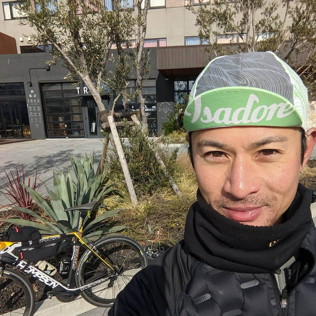 山下晃和さんのインスタグラム写真 - (山下晃和Instagram)「【BICYCLE】本年もよろしくお願い致します。  年末年始は放置していた見本誌の雑誌50冊以上読み、本も数冊読み、ジムで汗を流す日々でした。  新年の初ライドはなんとロードバイクです。そして、この豪華なキャストと！ 久々に走れて最高に幸せ。 軽く乗りに行こうと言ったはずなのに気づいたら約75kmでした  行きはついていくのがやっとのロード練も、帰りはポジションに慣れたのか、気持ち良くスーッと進む速さで、冬ならではの風を感じることができました  ロードバイクって最高ですね！  夜はオンラインで自転車女子部の方に向けた「自転車キャンプ」のトークセッション。産経Cyclistの後藤さんと。多くの方に見ていただいたようで、ご視聴ありがとうございました。  #チャリメンズ #ロードバイク #自転車 #ロード練ときどきグラベル #多摩川 #サイクリングロード #平和まで #roadbike #bike #bicycle #冬ライド #トンプソン #thompsonbike #SPEED #COFFEE #羽田空港 #南秀治 くん #小林廉 くん @ren19790209 @bambishuji  #Japan #Tokyo #ride #isadore @isadoreapparel  #lecoqsportif  @lecoqsportif_japan  @lecoqsportif  #MAVIC #マヴィック #アルテグラ #CAFE #カフェライド #malemodel #model」1月4日 9時43分 - travel_akikazoo