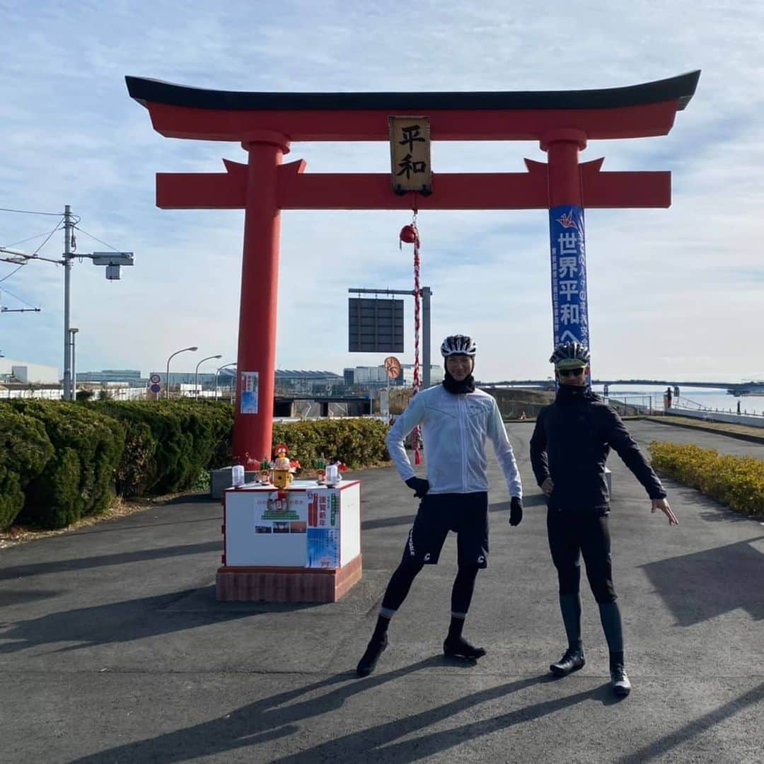 山下晃和さんのインスタグラム写真 - (山下晃和Instagram)「【BICYCLE】本年もよろしくお願い致します。  年末年始は放置していた見本誌の雑誌50冊以上読み、本も数冊読み、ジムで汗を流す日々でした。  新年の初ライドはなんとロードバイクです。そして、この豪華なキャストと！ 久々に走れて最高に幸せ。 軽く乗りに行こうと言ったはずなのに気づいたら約75kmでした  行きはついていくのがやっとのロード練も、帰りはポジションに慣れたのか、気持ち良くスーッと進む速さで、冬ならではの風を感じることができました  ロードバイクって最高ですね！  夜はオンラインで自転車女子部の方に向けた「自転車キャンプ」のトークセッション。産経Cyclistの後藤さんと。多くの方に見ていただいたようで、ご視聴ありがとうございました。  #チャリメンズ #ロードバイク #自転車 #ロード練ときどきグラベル #多摩川 #サイクリングロード #平和まで #roadbike #bike #bicycle #冬ライド #トンプソン #thompsonbike #SPEED #COFFEE #羽田空港 #南秀治 くん #小林廉 くん @ren19790209 @bambishuji  #Japan #Tokyo #ride #isadore @isadoreapparel  #lecoqsportif  @lecoqsportif_japan  @lecoqsportif  #MAVIC #マヴィック #アルテグラ #CAFE #カフェライド #malemodel #model」1月4日 9時43分 - travel_akikazoo