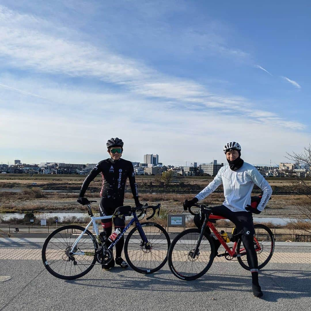 山下晃和さんのインスタグラム写真 - (山下晃和Instagram)「【BICYCLE】本年もよろしくお願い致します。  年末年始は放置していた見本誌の雑誌50冊以上読み、本も数冊読み、ジムで汗を流す日々でした。  新年の初ライドはなんとロードバイクです。そして、この豪華なキャストと！ 久々に走れて最高に幸せ。 軽く乗りに行こうと言ったはずなのに気づいたら約75kmでした  行きはついていくのがやっとのロード練も、帰りはポジションに慣れたのか、気持ち良くスーッと進む速さで、冬ならではの風を感じることができました  ロードバイクって最高ですね！  夜はオンラインで自転車女子部の方に向けた「自転車キャンプ」のトークセッション。産経Cyclistの後藤さんと。多くの方に見ていただいたようで、ご視聴ありがとうございました。  #チャリメンズ #ロードバイク #自転車 #ロード練ときどきグラベル #多摩川 #サイクリングロード #平和まで #roadbike #bike #bicycle #冬ライド #トンプソン #thompsonbike #SPEED #COFFEE #羽田空港 #南秀治 くん #小林廉 くん @ren19790209 @bambishuji  #Japan #Tokyo #ride #isadore @isadoreapparel  #lecoqsportif  @lecoqsportif_japan  @lecoqsportif  #MAVIC #マヴィック #アルテグラ #CAFE #カフェライド #malemodel #model」1月4日 9時43分 - travel_akikazoo