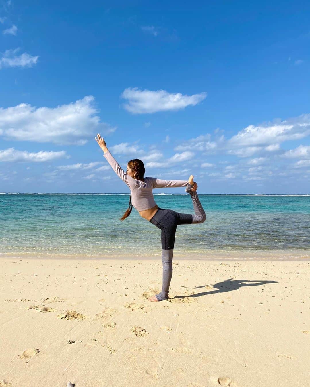 宮崎沙矢加のインスタグラム：「I will either find a way or make one.Easy breathe in deep breathe out.🧘‍♀️🌴 . . #yoga #yogainstructor #yogainspiration #okinawa #alo #aloyoga #wear #workout #alomoves #beachyoga #love #yogalife #yolo #beach #ootd #meditation #ヨガ　#沖縄　#ヨガインストラクター #沖縄ビーチヨガ #沖縄ヨガインストラクター」