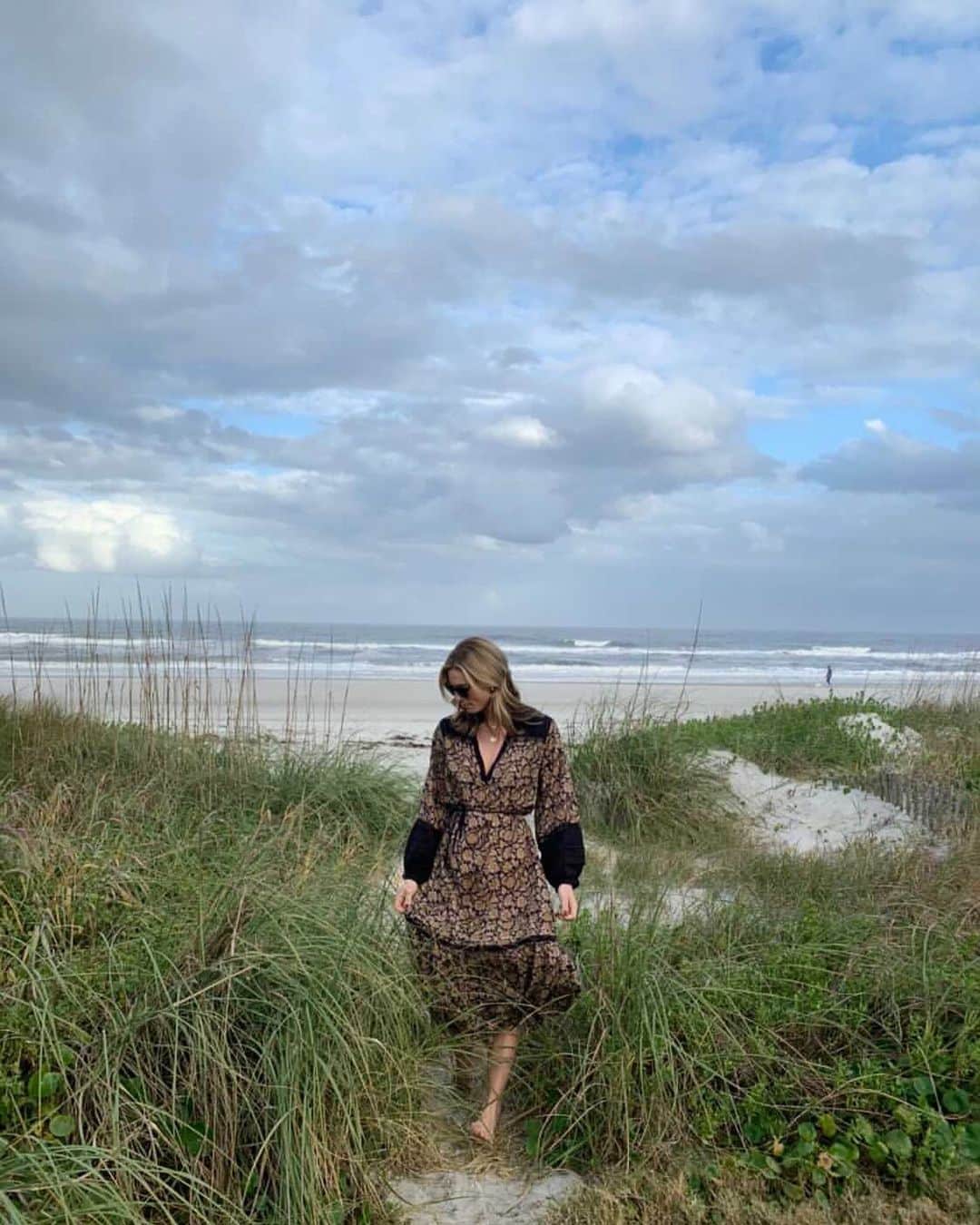 クレオベラのインスタグラム：「Oh 2021, how we’ve been waiting for you 🤍 @m.g._style wearing the Saga Midi on the coast of Florida」