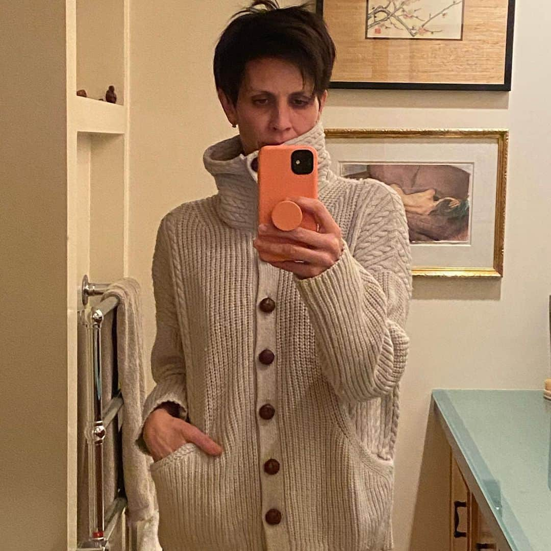 アナベス・ギッシュさんのインスタグラム写真 - (アナベス・ギッシュInstagram)「Return to my Sunday night sweater selfie but now at home!!! One of my ATF vintage @crippenla by @susiecrippen」1月4日 9時51分 - annabeth_gish