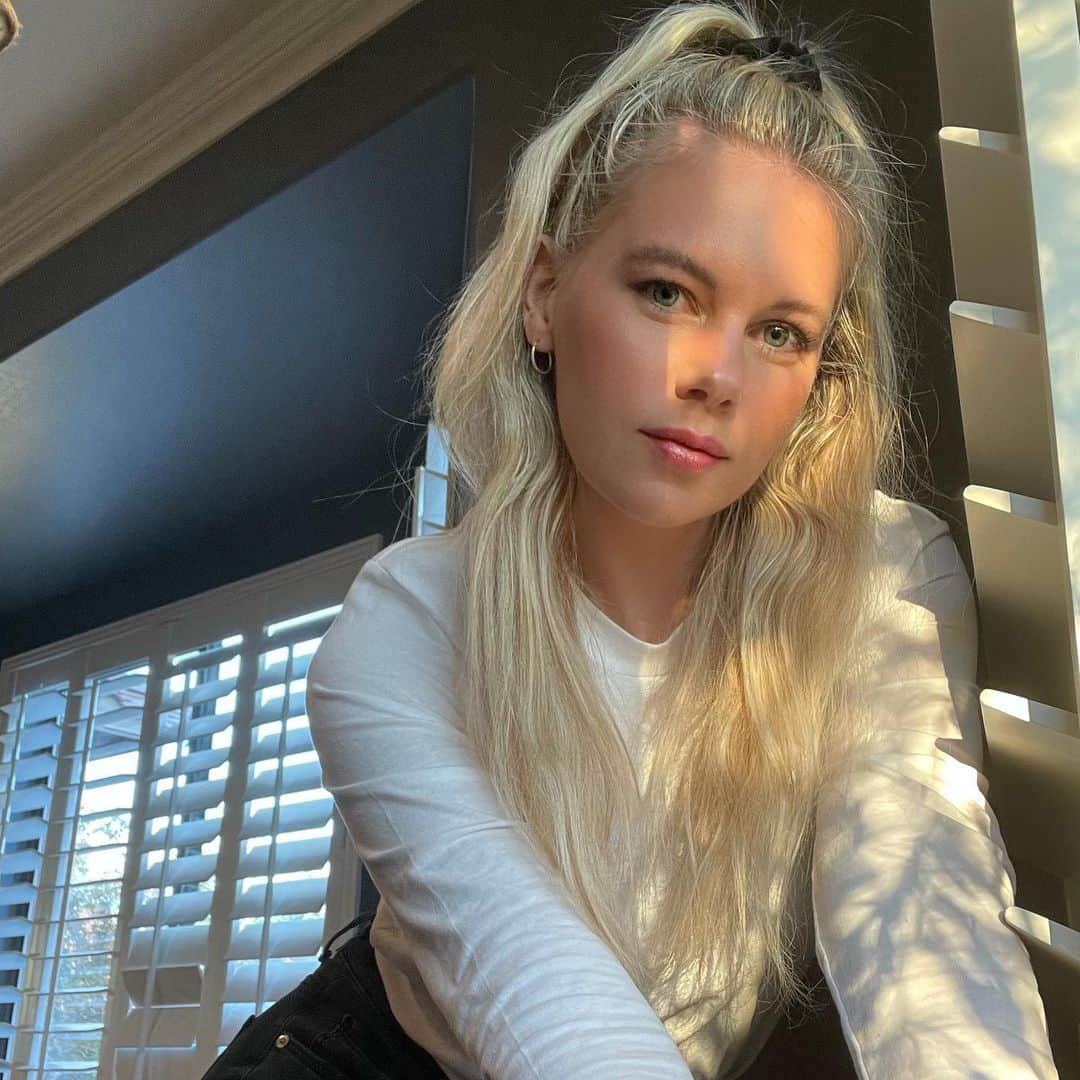 Chrissy Blairのインスタグラム：「Playing with shadows 🌞」