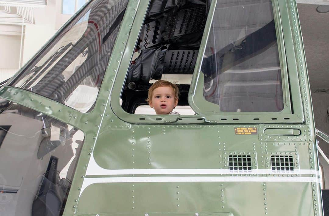 イヴァンカ・トランプさんのインスタグラム写真 - (イヴァンカ・トランプInstagram)「Lift off, 2021! 🚁   [📷: throwback to baby Theo in 2017]」1月4日 9時55分 - ivankatrump