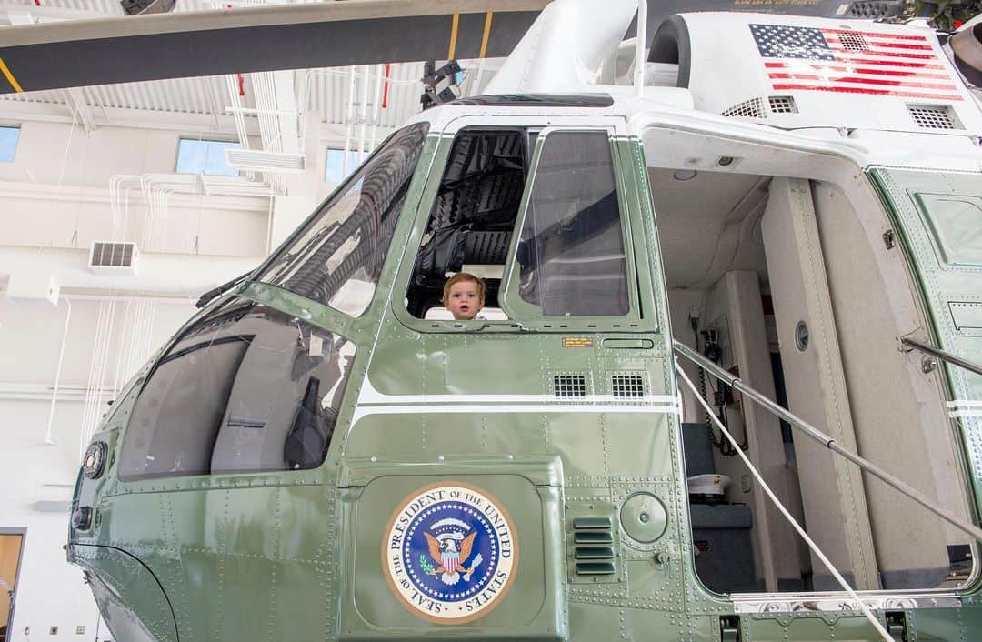イヴァンカ・トランプのインスタグラム：「Lift off, 2021! 🚁   [📷: throwback to baby Theo in 2017]」