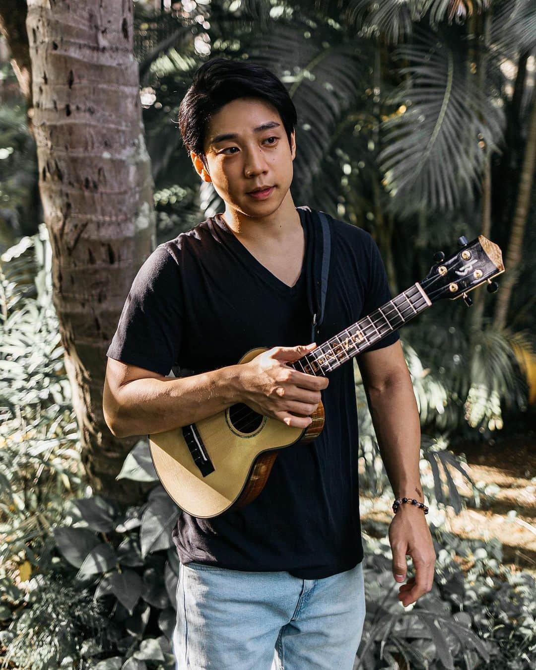 Eden Kaiのインスタグラム：「I’ve recently started teaching online ukulele / acoustic guitar lessons on ZOOM, Skype... any platform you’d prefer!💻🎸♩⠀ ⠀ If you’re interested, send me an email by tapping the mail button📧 from my profile😊⠀ ⠀ 最近オンラインウクレレ(もしくはアコギ )レッスン始めました！プラットフォームはZOOM, Skype...お任せ致します✨⠀ ⠀ ご興味のある方はプロフィールにございますメールボタンから是非ご連絡下さい🙌⠀ ⠀ 📸:@ayumiworks_」