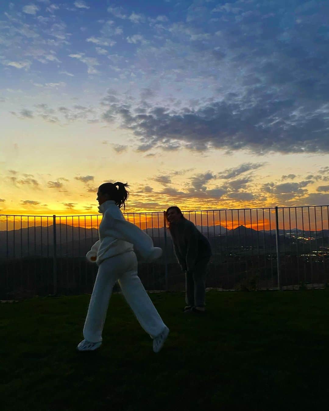 コートニー・カーダシアンさんのインスタグラム写真 - (コートニー・カーダシアンInstagram)「skipping at sunset ✨」1月4日 10時05分 - kourtneykardash