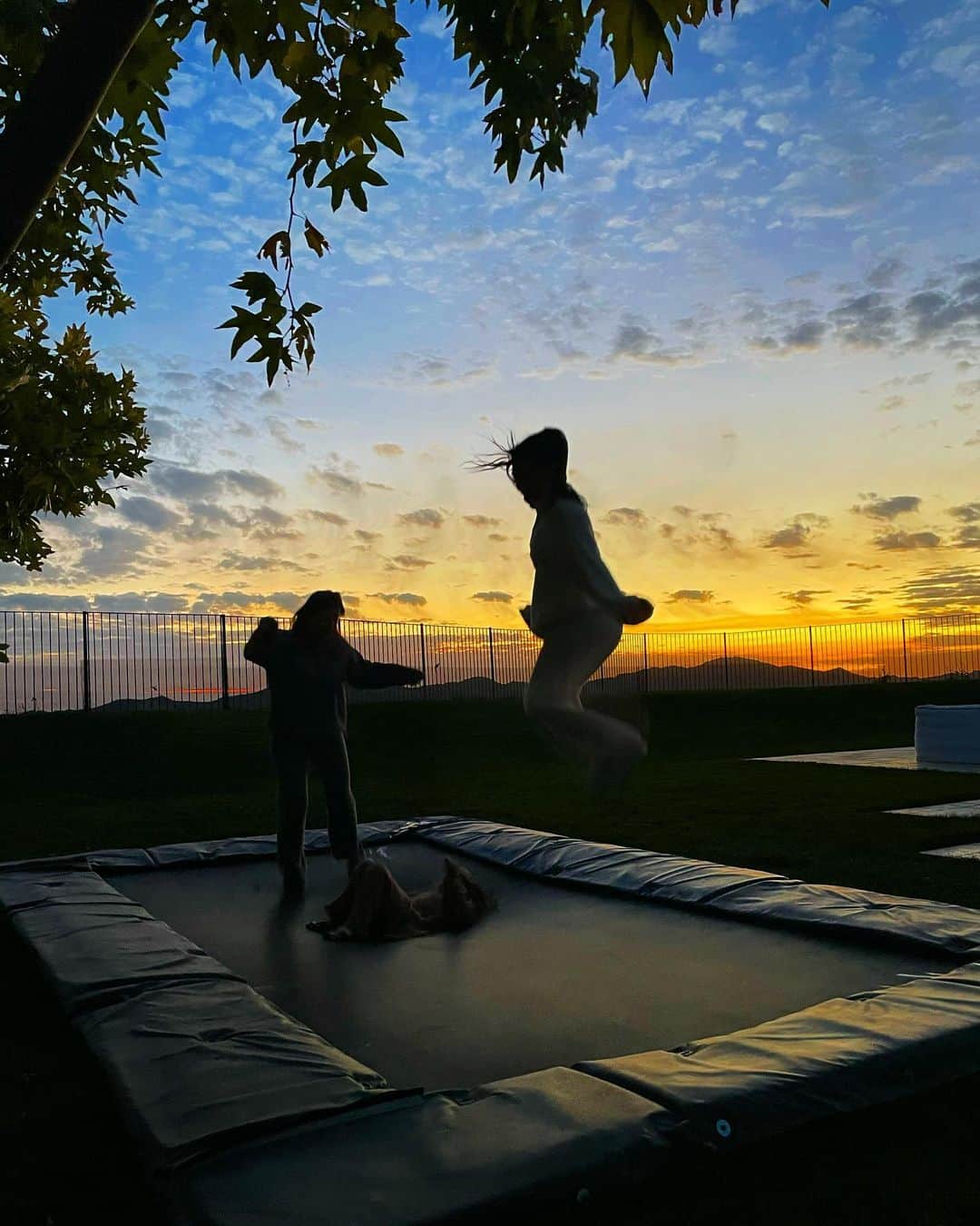 コートニー・カーダシアンさんのインスタグラム写真 - (コートニー・カーダシアンInstagram)「skipping at sunset ✨」1月4日 10時05分 - kourtneykardash