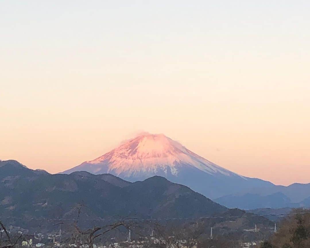 北川大介さんのインスタグラム写真 - (北川大介Instagram)「おはよう！ 昨日載せた除夜の鐘から夜が明け、初日の出🌄の写真です。 元旦に僕が拝んだ素晴らしい初日の出、そして元旦の朝日を浴びた輝く富士山です。 早起きしてよかった〜！ 皆さんには今夜のYouTubeだいちゃんねるで動画を配信しますよ〜(^^) 他にも母校や寒田神社初詣などなど、今夜は僕と一緒に年末年始の松田町を楽しみましょう(^^) ちなみに僕の横で初日の出を見ているのは母です。 除夜の鐘を撞き、夜明け前に早起きをし、はりきっております。お陰様でまだまだ元気な母です。 そして撮影担当は兄貴にお願いしました📸 年末年始、滅多にない親子の時間となりました〜 松田町から見る富士山🗻距離感バッチリでしょ！👏🏻👏🏻👏🏻  松田町は東名高速の大井松田インターを降りてすぐです。 1月16日〜2月7日「寄ロウバイまつり」開催！ 2月6日〜2月28日「まつだ桜まつり」開催！ 換気バッチリOK！外で鑑賞できるイベントですので、松田町に遊びに来てね😷♪ 会場で、ふるさと大使の北川大介に聞いて遊びに来たよ〜！と言っても、何も貰えないので悪しからず🤣笑  今夜のYouTubeだいちゃんねる お楽しみに〜(^^) ・ ・ #2021 #令和3年 #元旦 #神奈川県 #松田町 @lets_go_matsuda #富士山 #寄ロウバイまつり @yadorikiroubaimatsuri  #まつだ桜まつり #北川大介 #星空のツイスト #YouTube #だいちゃんねる #えくぼ #八重歯 #リーゼント #イエーイ #顔晴ろう #一生青春 #早くコロナが収束しますように」1月4日 10時05分 - kitagawadaisuke_official