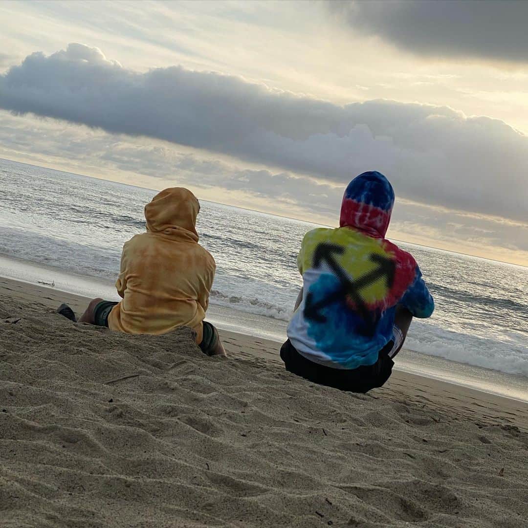 ゲームのインスタグラム：「My 2 sons spending time with each other at the beginning of the earth brings me so much peace. #RiseKings 🙏🏾」